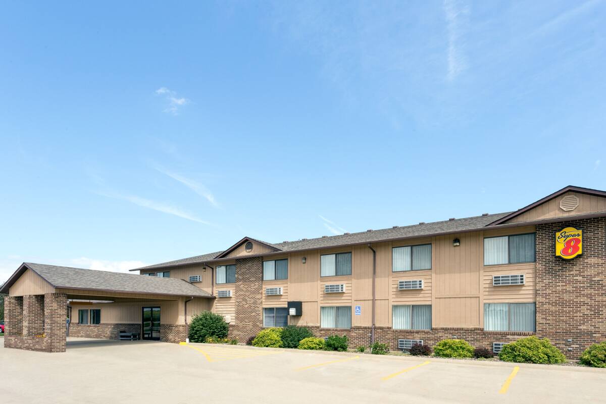 Super 8 By Wyndham Dewitt De Witt Hotels Ia 52742 Super 8 By Wyndham Dewitt