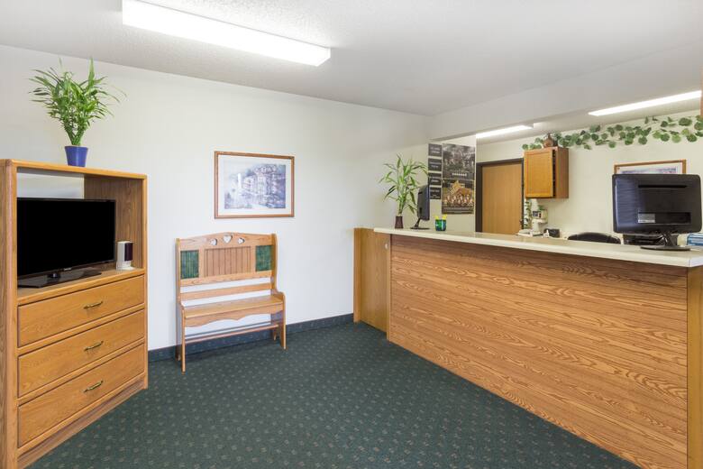 Super 8 By Wyndham Dewitt De Witt Hotels Ia 52742 Super 8 By Wyndham Dewitt Hotel Lobby In De Witt Iowa