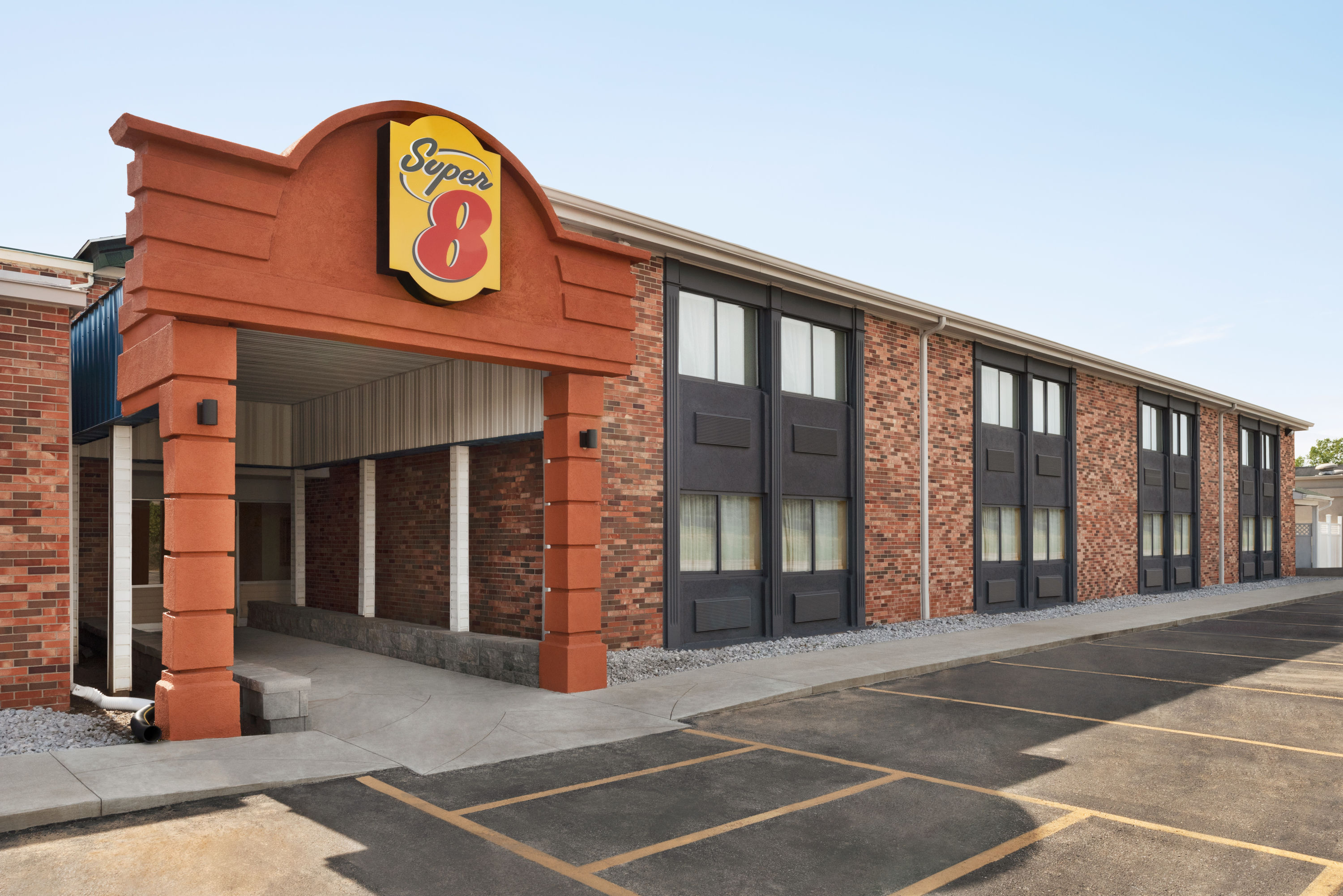 Exterior of Super 8 by Wyndham Des Moines hotel in Des Moines, Iowa