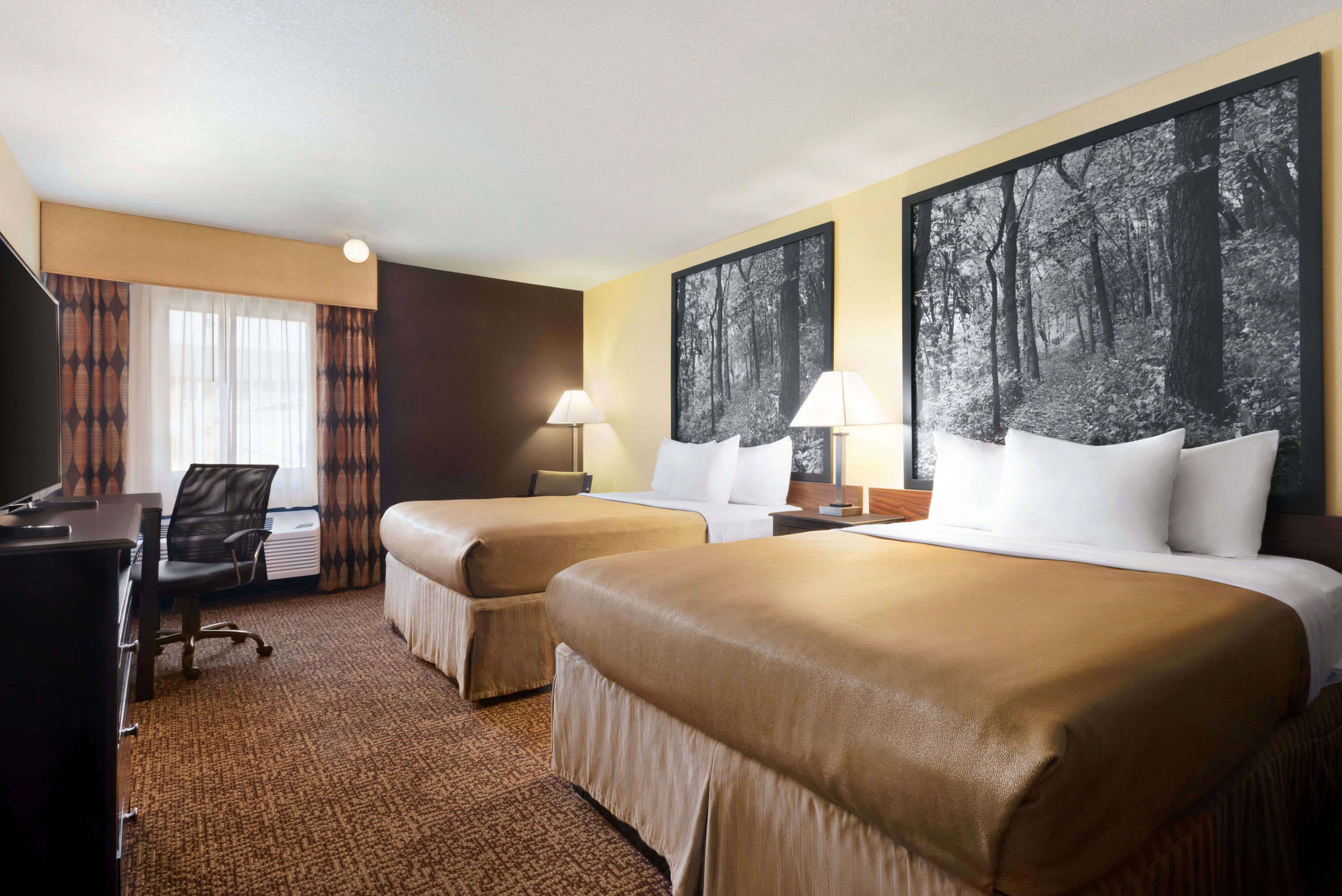 Guest room at the Super 8 by Wyndham Des Moines in Des Moines, Iowa