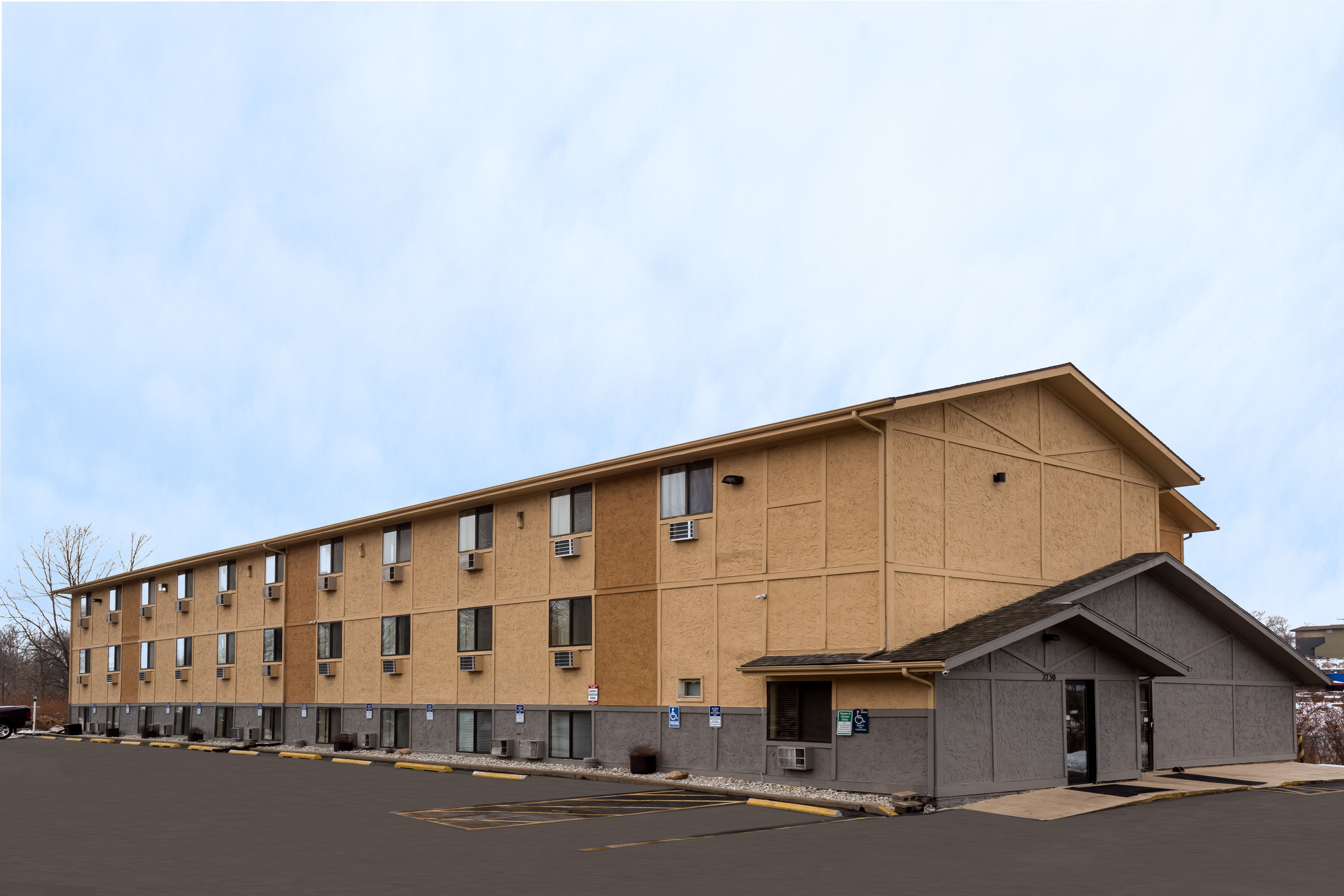 Exterior Day Image of Super 8 by Wyndham Dubuque hotel in Dubuque, Iowa