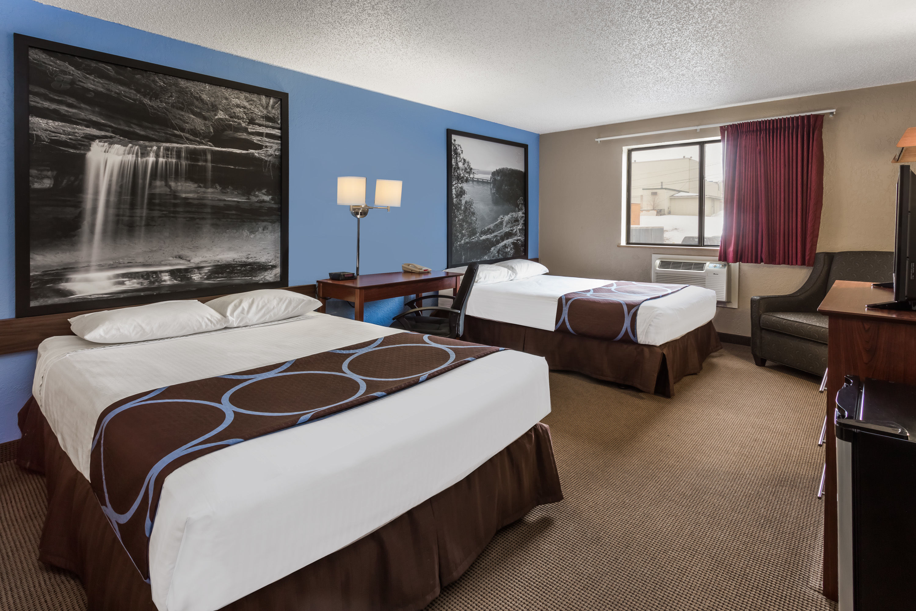 Guest room at the Super 8 by Wyndham Dubuque in Dubuque, Iowa