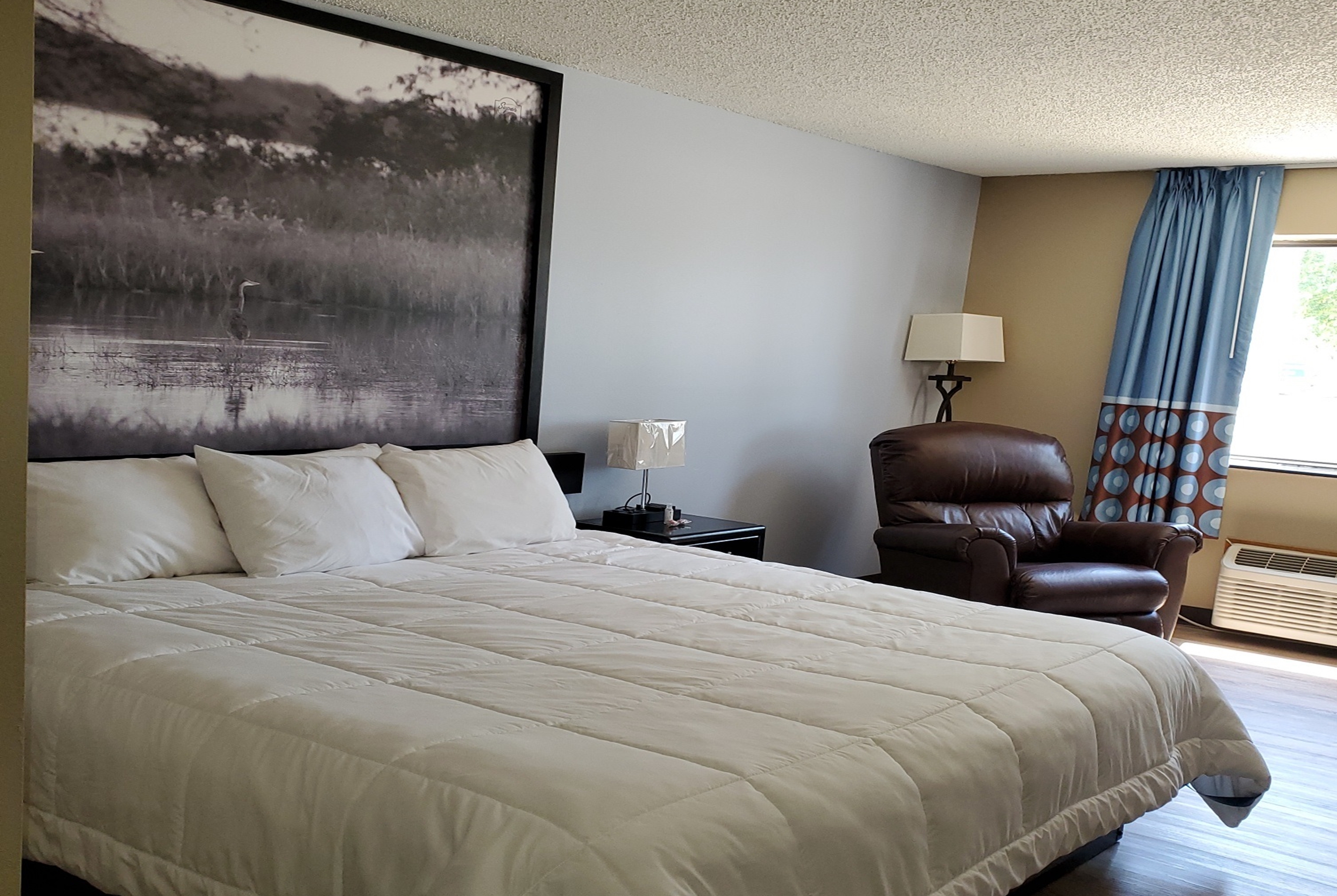 Guest room at the Super 8 by Wyndham Estherville in Estherville, Iowa