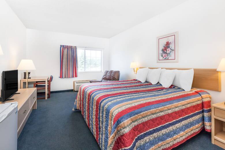 Guest room at the Super 8 Forest City in Forest City, Iowa