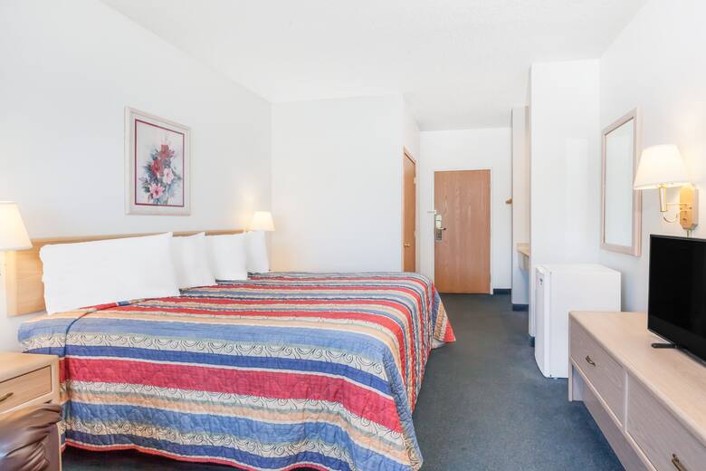Guest room at the Super 8 Forest City in Forest City, Iowa