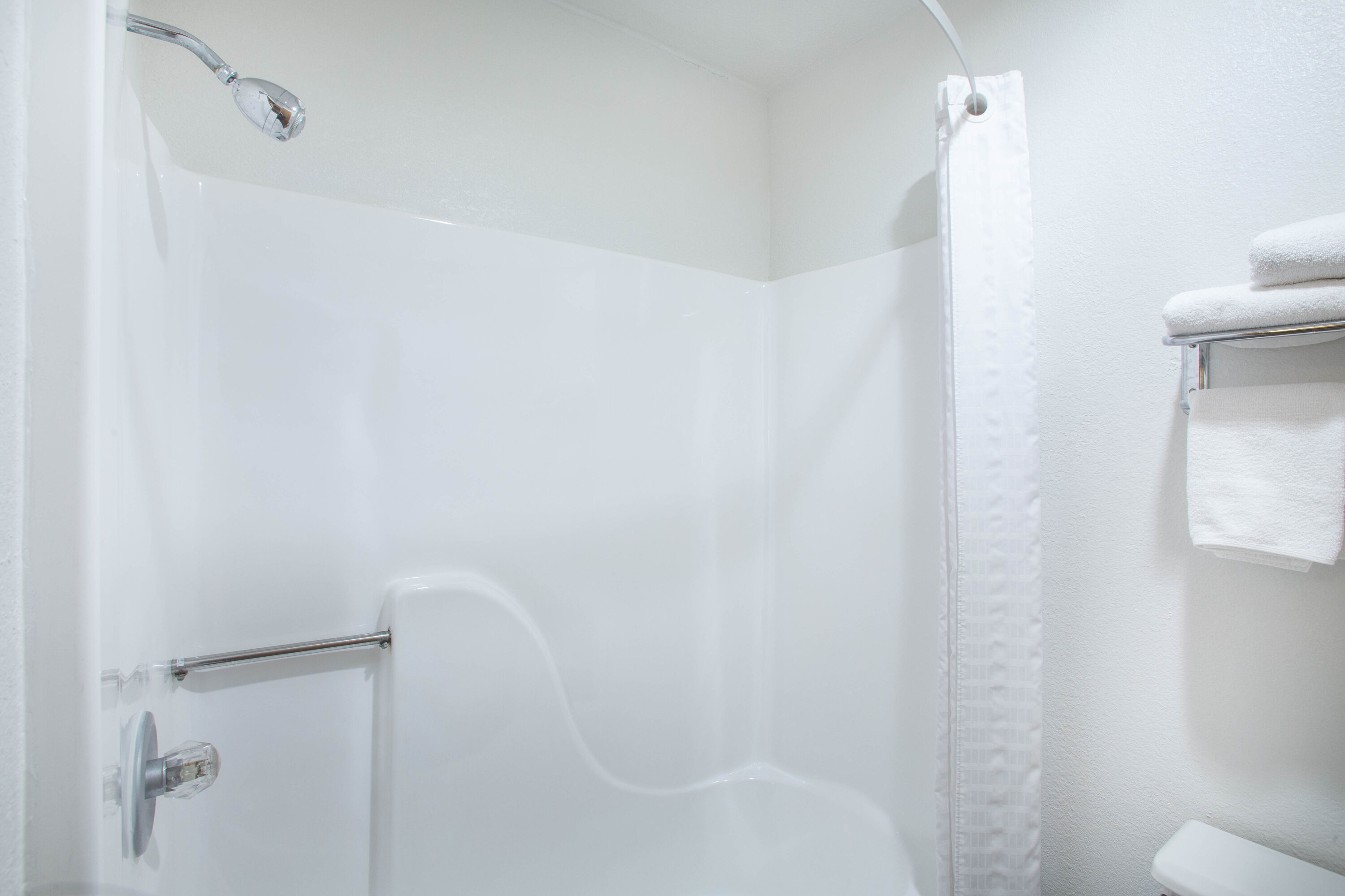 Guest room bath at the Super 8 by Wyndham Fort Madison in Fort Madison, Iowa