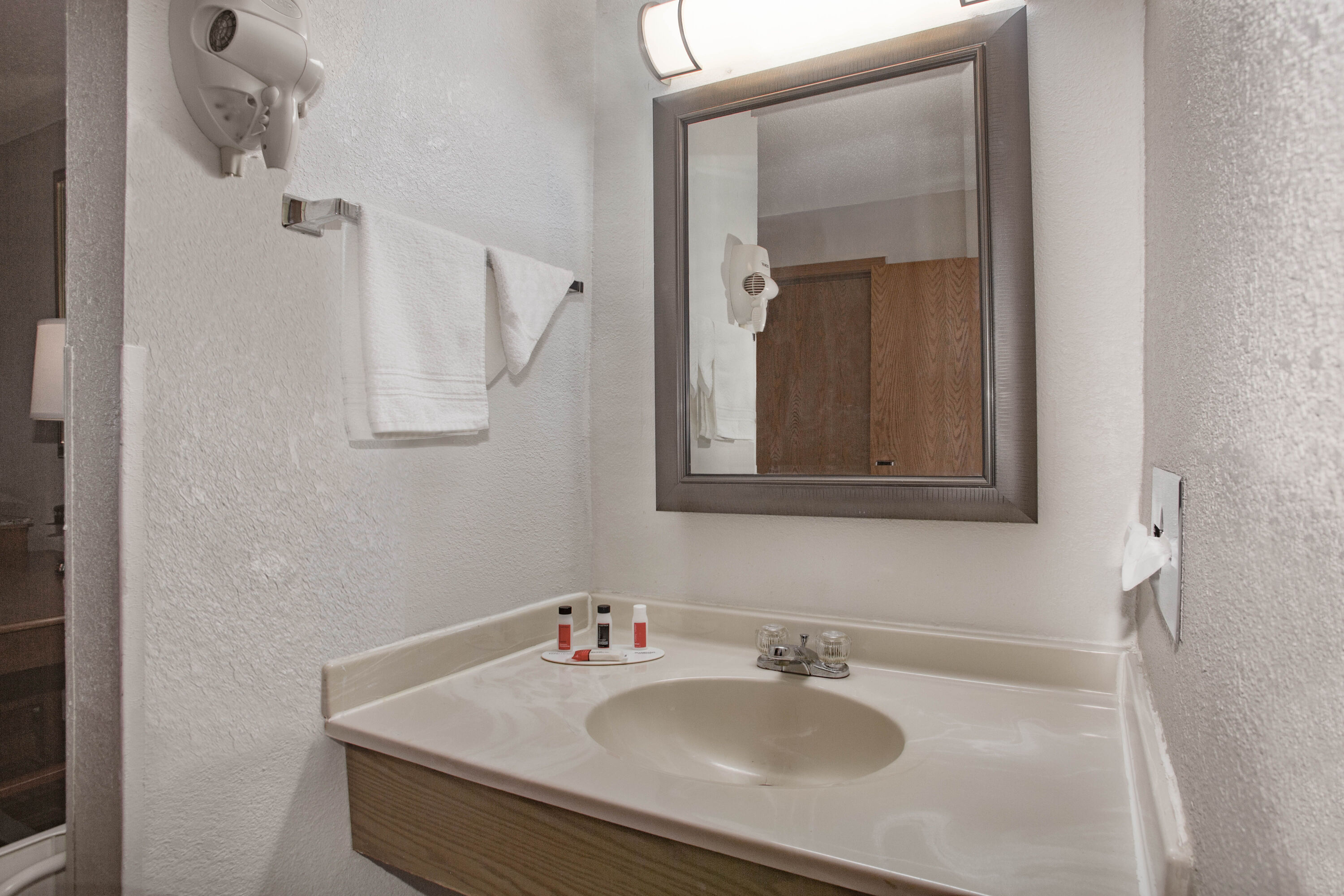 Guest room bath at the Super 8 by Wyndham Fort Madison in Fort Madison, Iowa