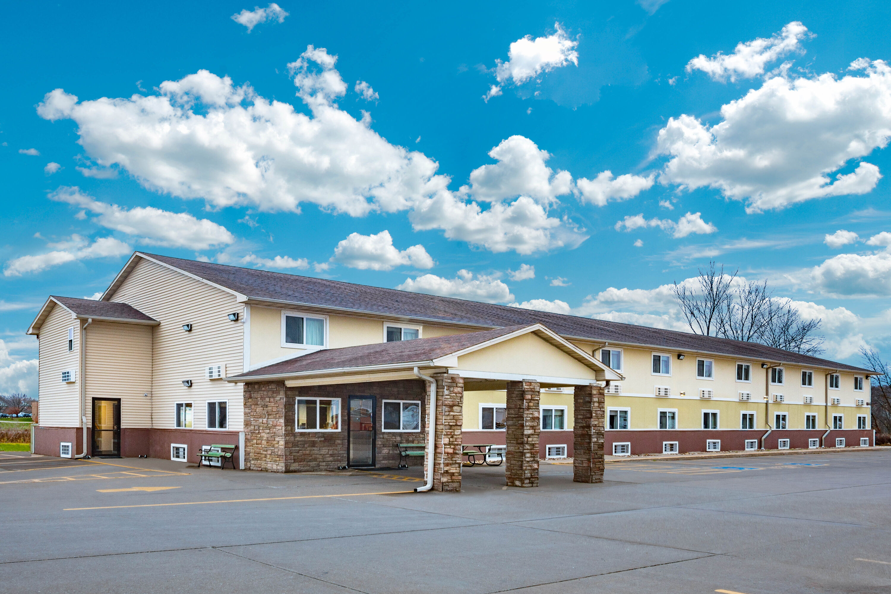 Exterior Day Image of Super 8 by Wyndham Fort Madison hotel in Fort Madison, Iowa