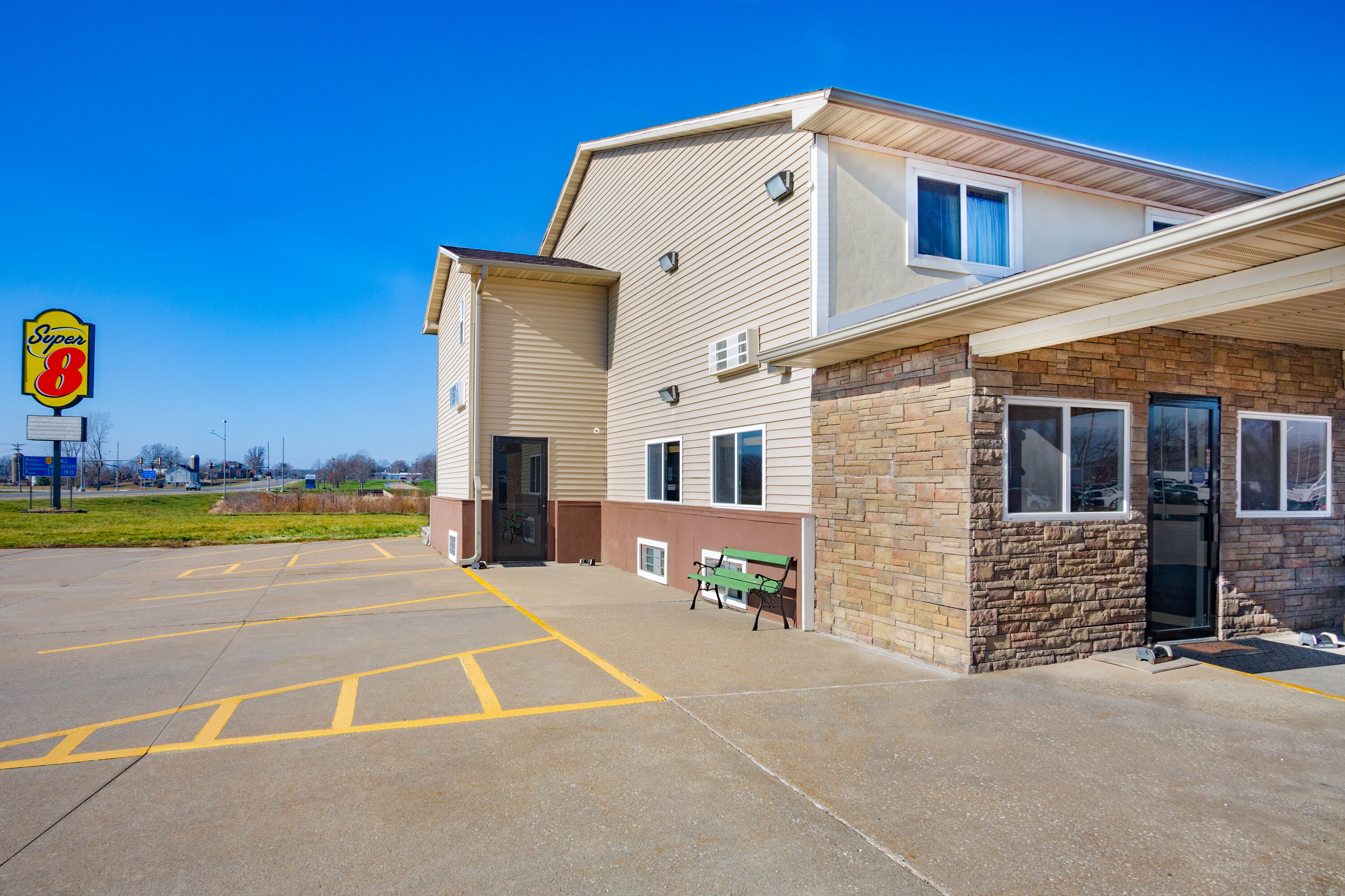 Exterior Day Image of Super 8 by Wyndham Fort Madison hotel in Fort Madison, Iowa