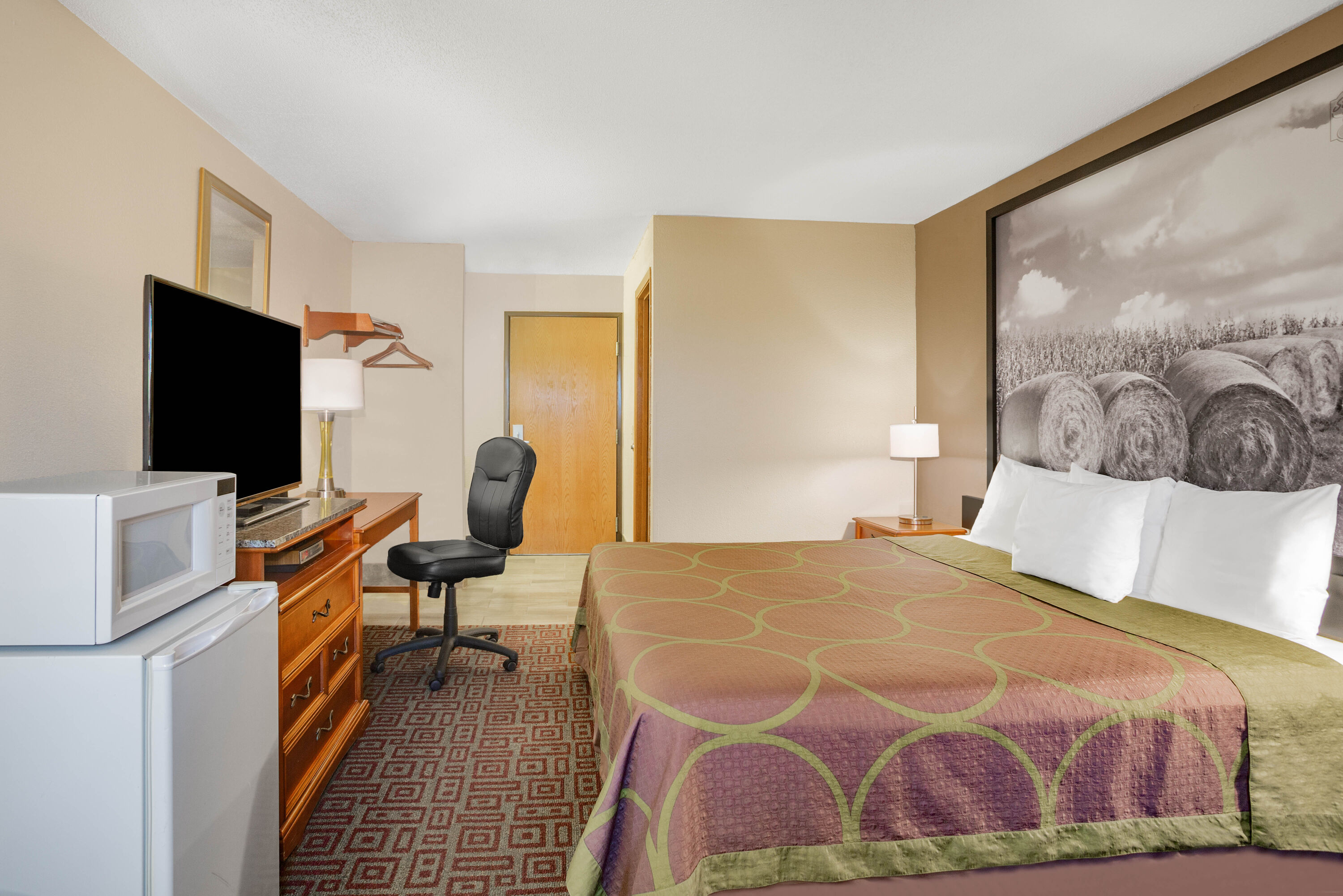 Guest room at the Super 8 by Wyndham Fort Madison in Fort Madison, Iowa