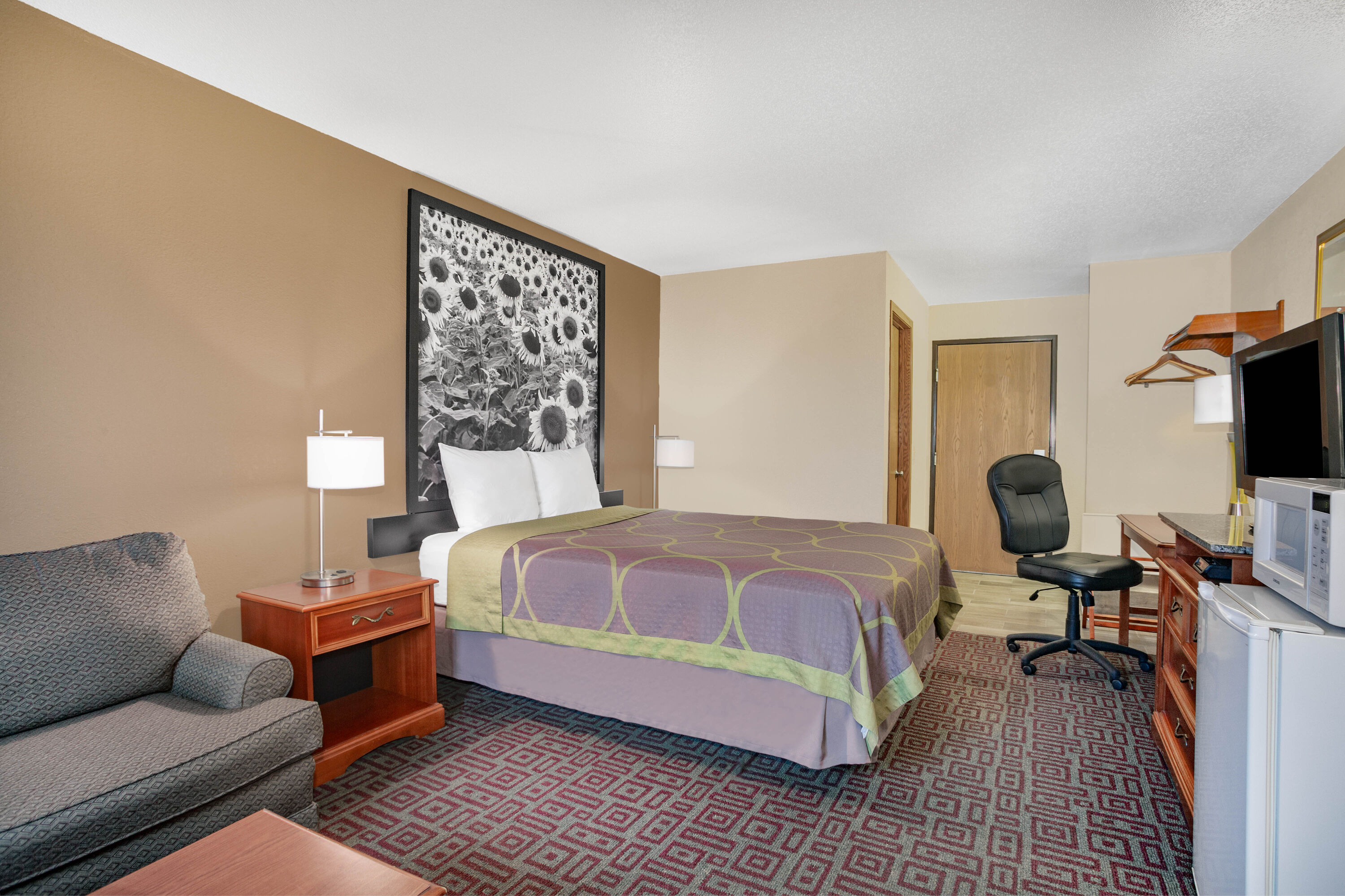 Guest room at the Super 8 by Wyndham Fort Madison in Fort Madison, Iowa