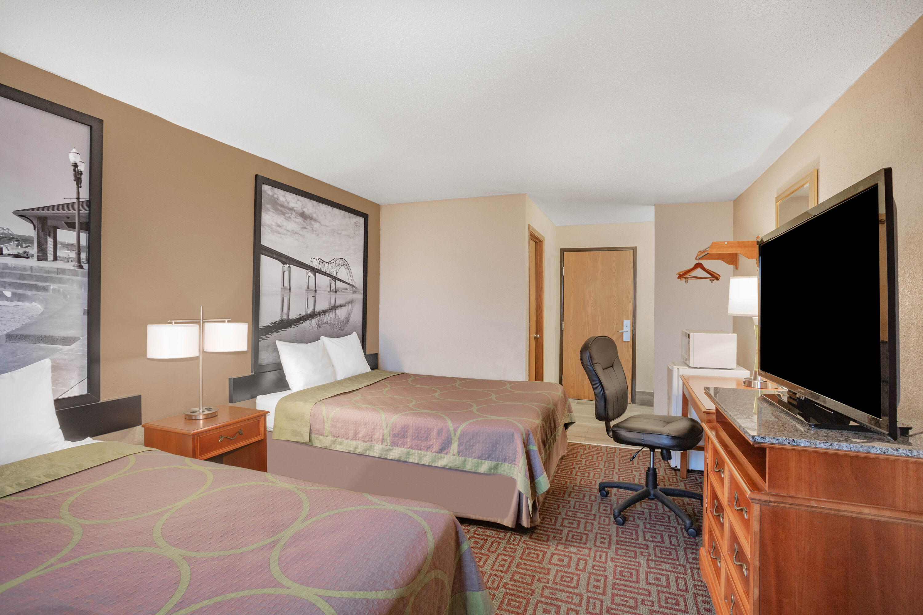 Guest room at the Super 8 by Wyndham Fort Madison in Fort Madison, Iowa