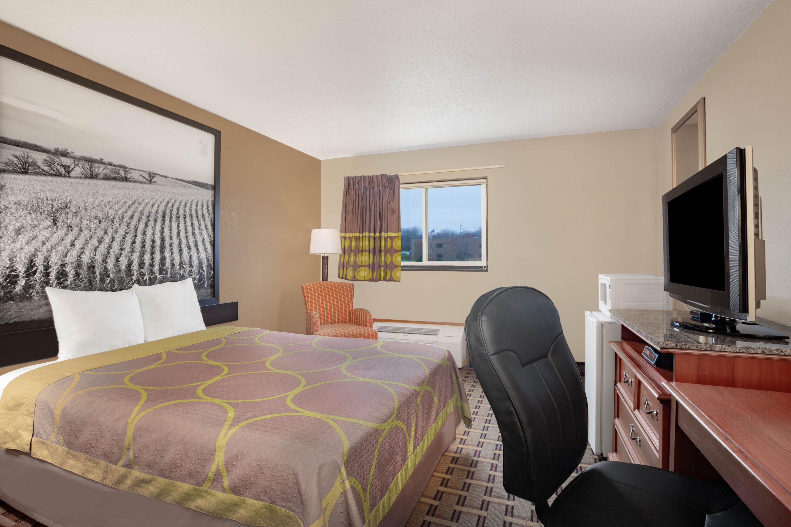 Guest room at the Super 8 by Wyndham Fort Madison in Fort Madison, Iowa