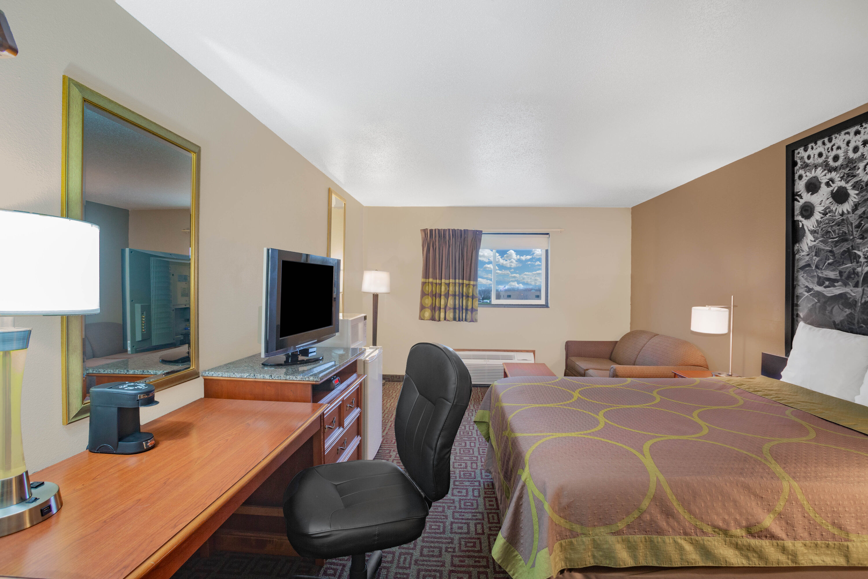 Guest room at the Super 8 by Wyndham Fort Madison in Fort Madison, Iowa
