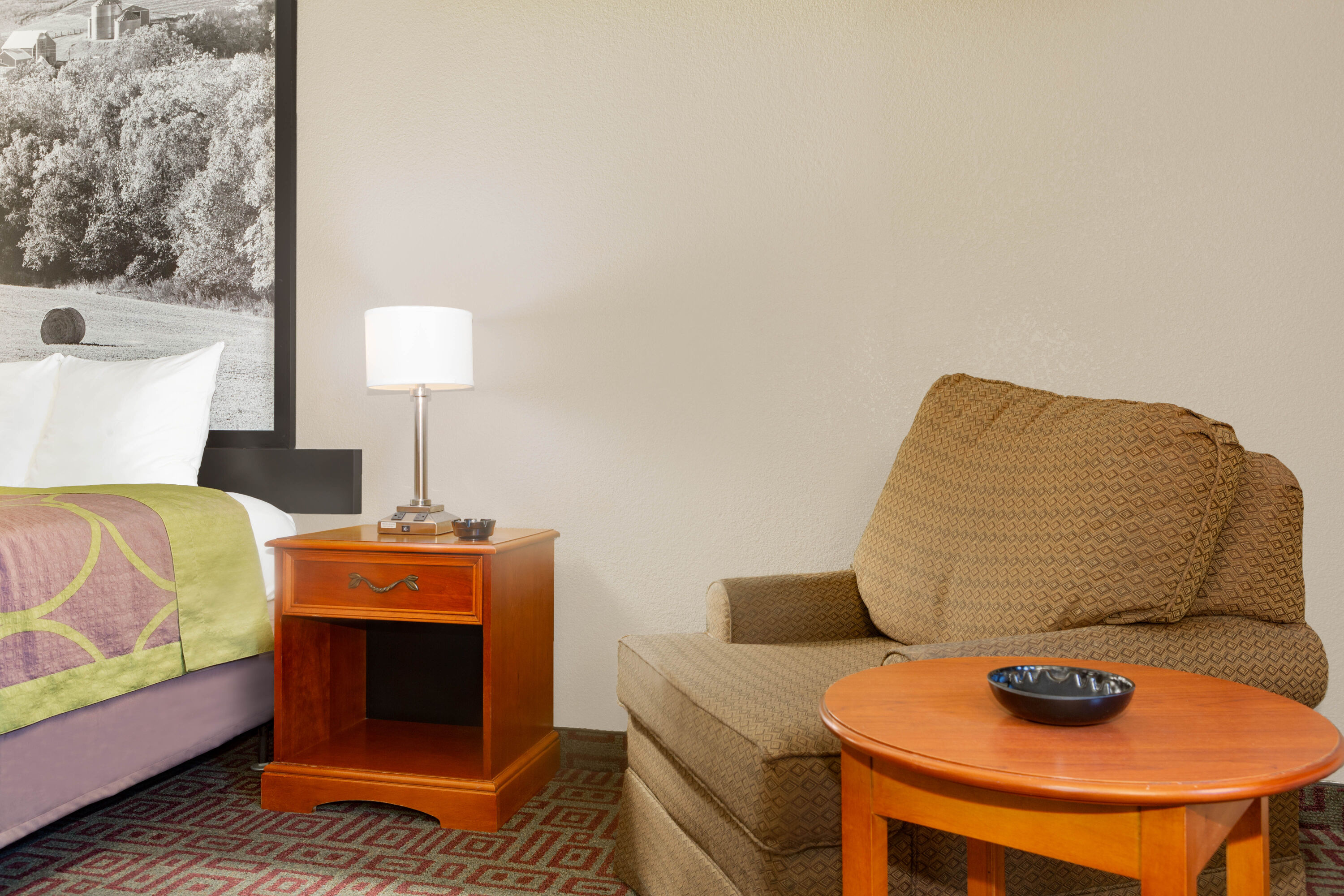 Guest room feature at the Super 8 by Wyndham Fort Madison in Fort Madison, Iowa