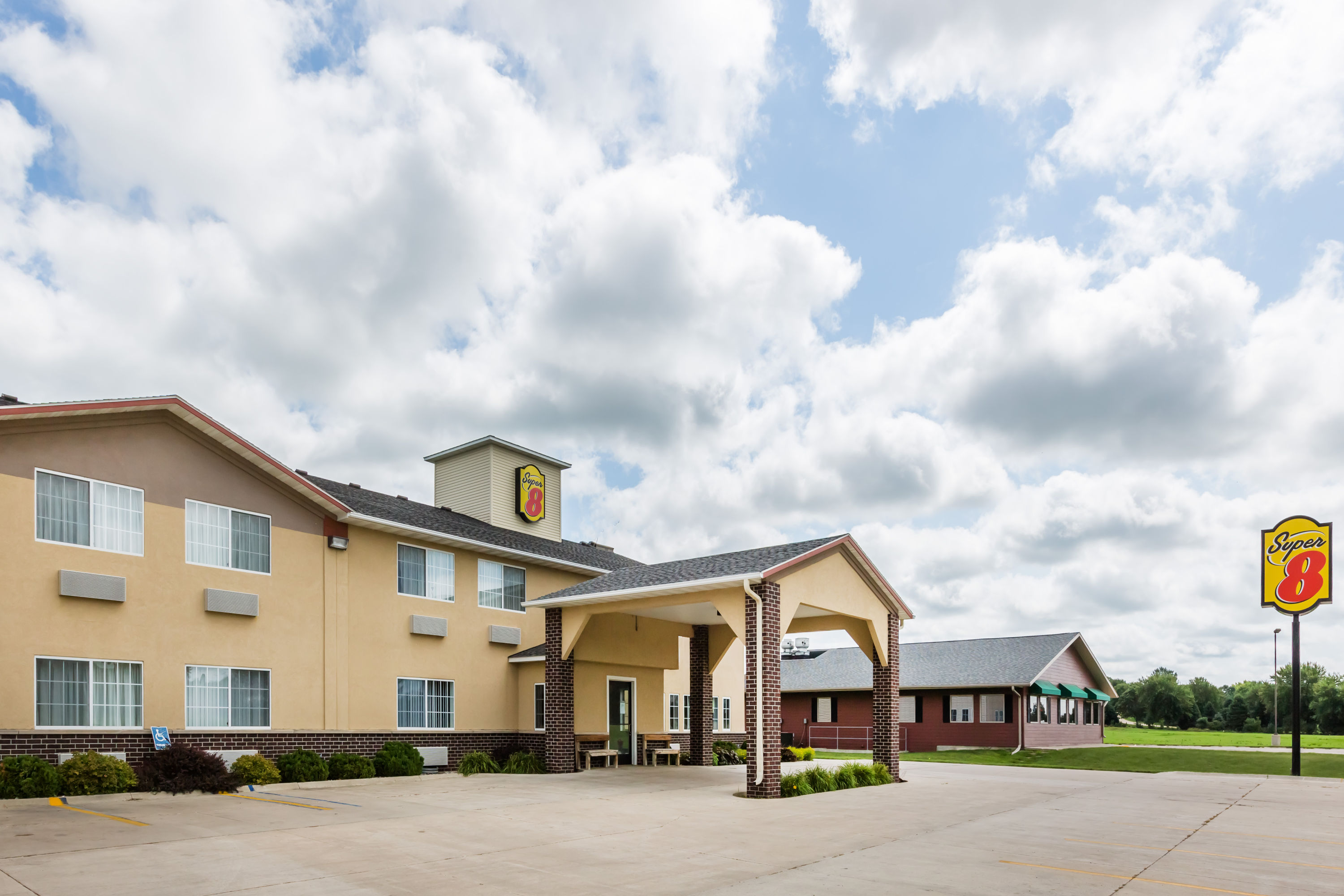 Exterior Day Image of Super 8 by Wyndham Ida Grove hotel in Ida Grove, Iowa