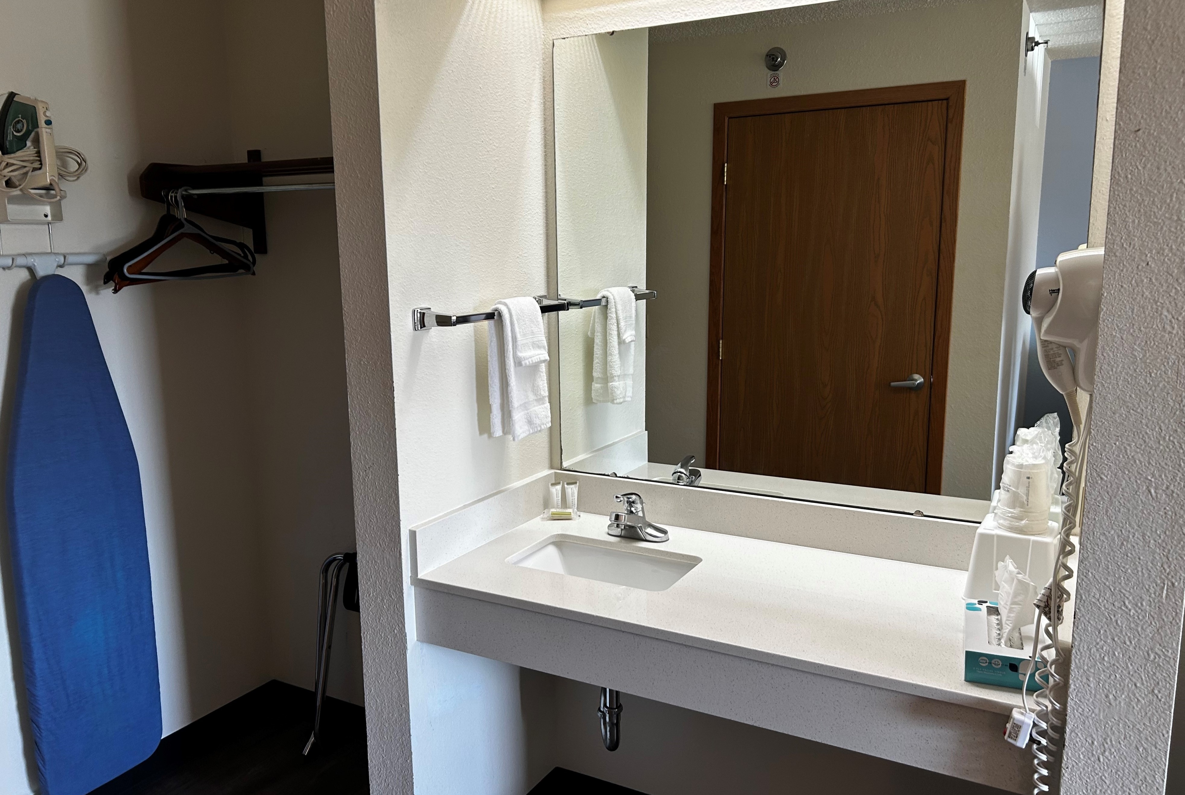 Guest room bath at the Super 8 by Wyndham Ida Grove in Ida Grove, Iowa