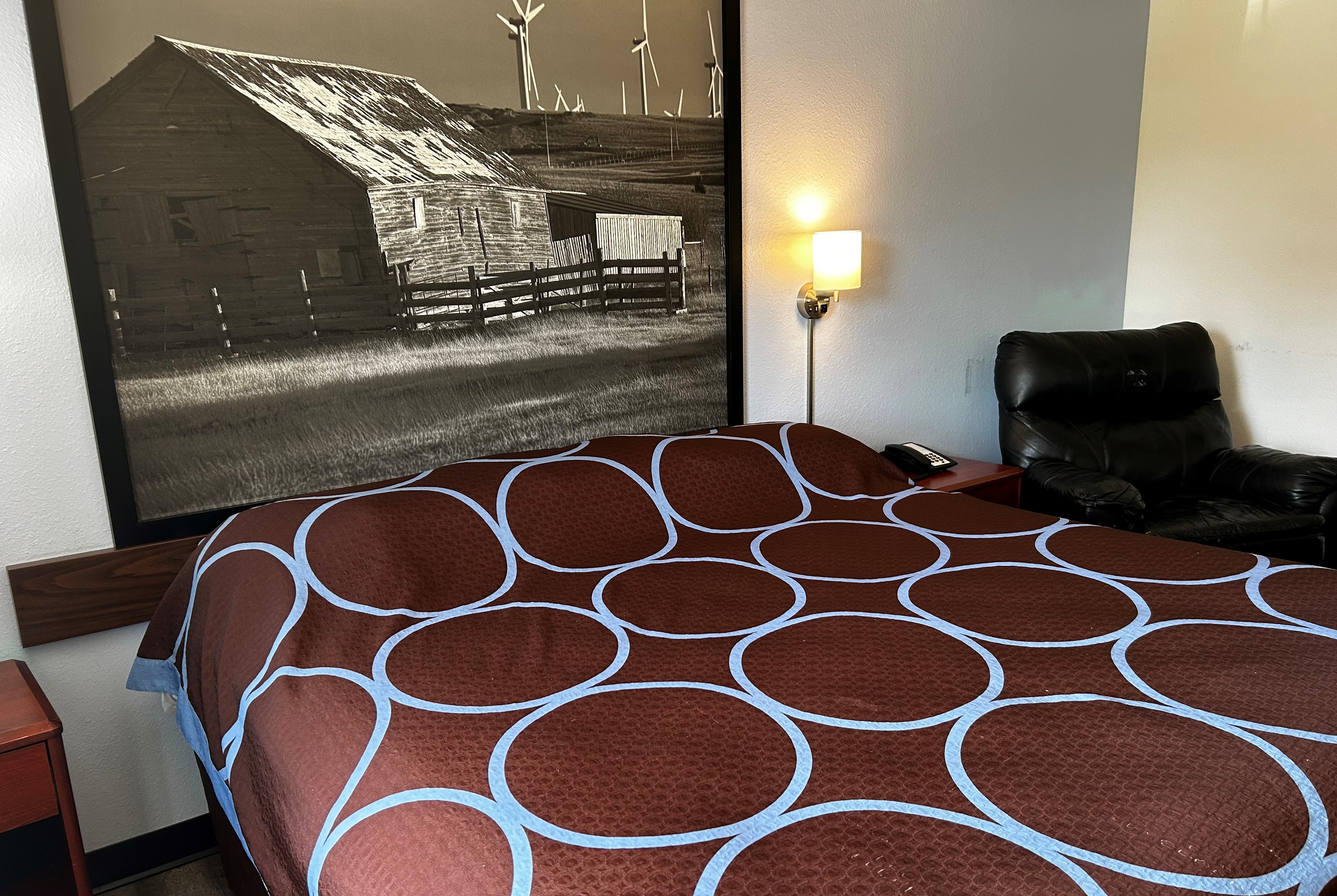 Guest room at the Super 8 by Wyndham Ida Grove in Ida Grove, Iowa