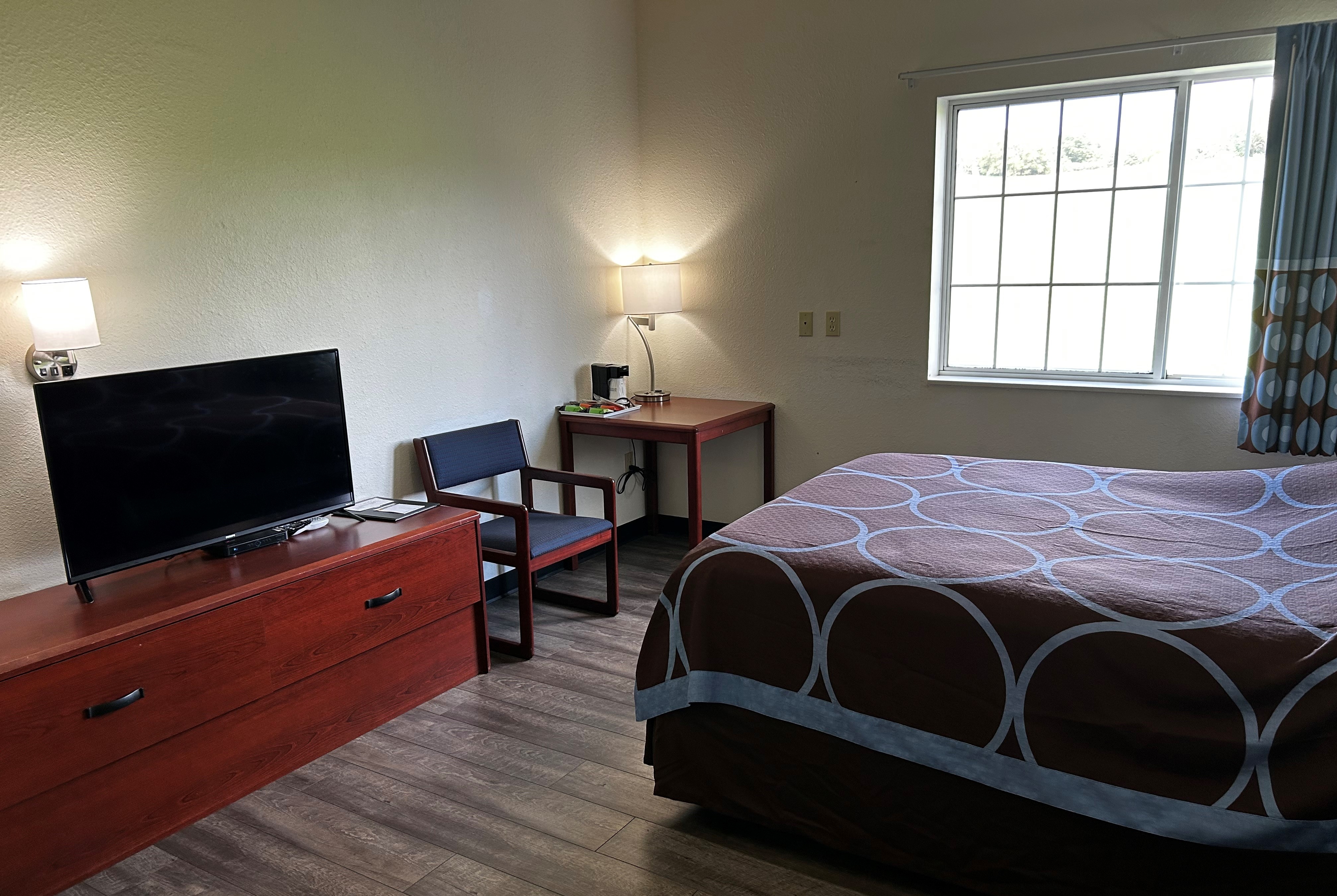Guest room at the Super 8 by Wyndham Ida Grove in Ida Grove, Iowa