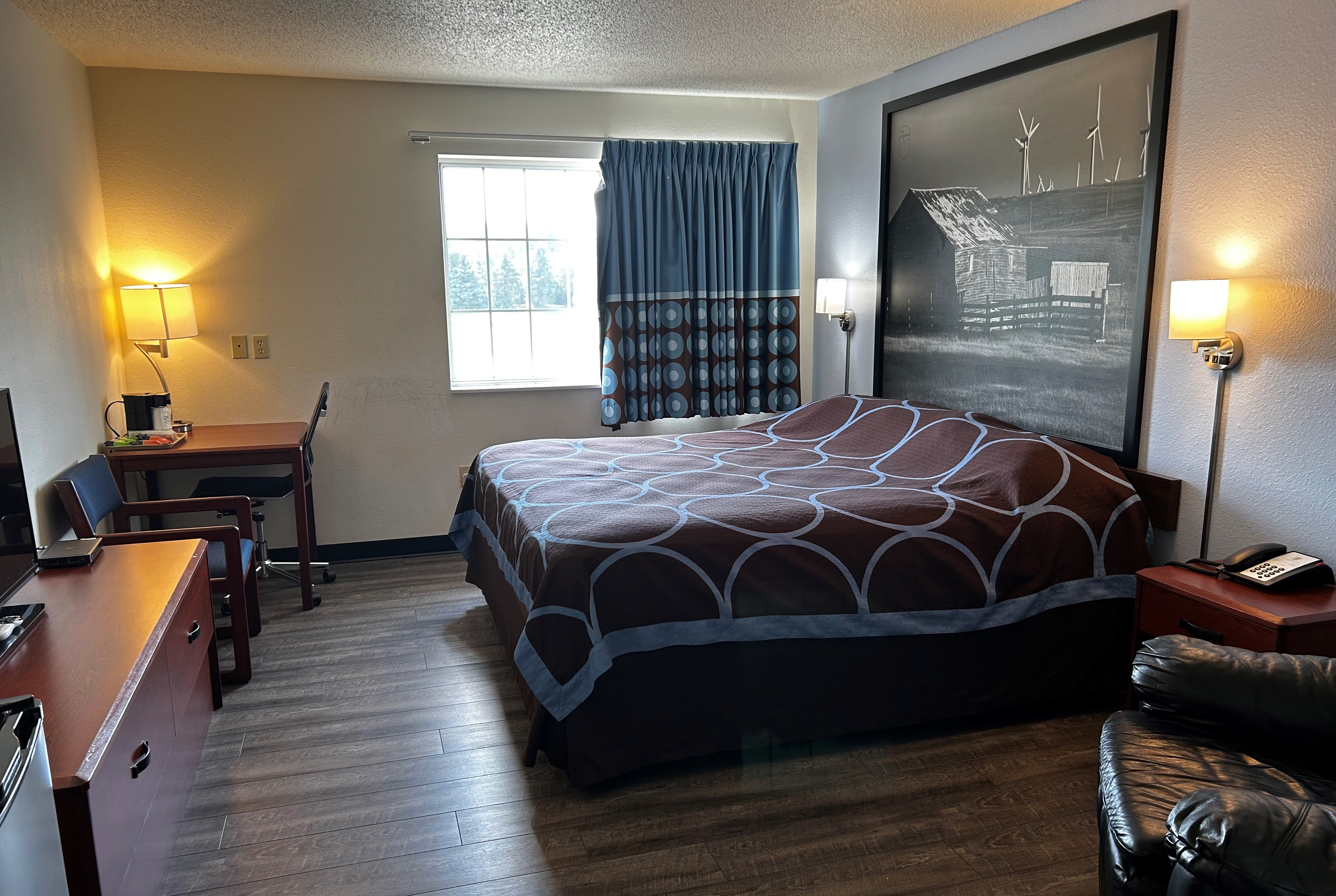 Guest room at the Super 8 by Wyndham Ida Grove in Ida Grove, Iowa