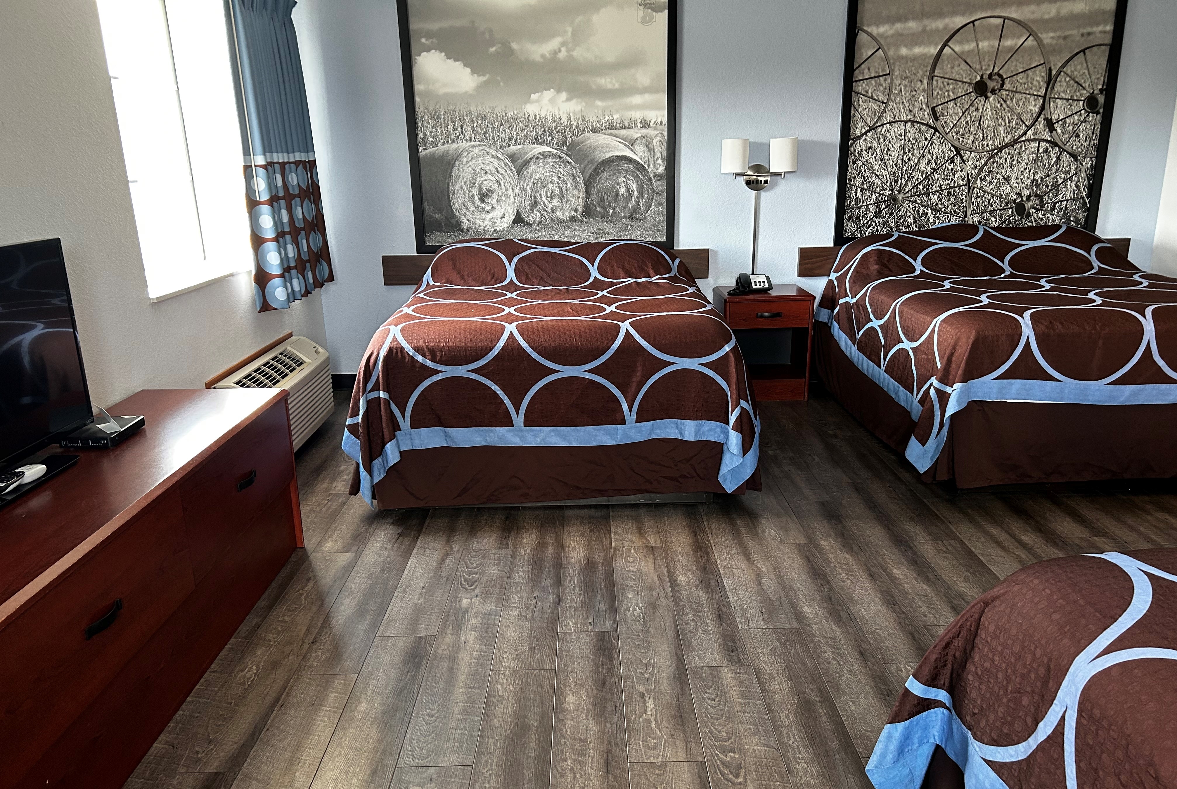 Guest room at the Super 8 by Wyndham Ida Grove in Ida Grove, Iowa