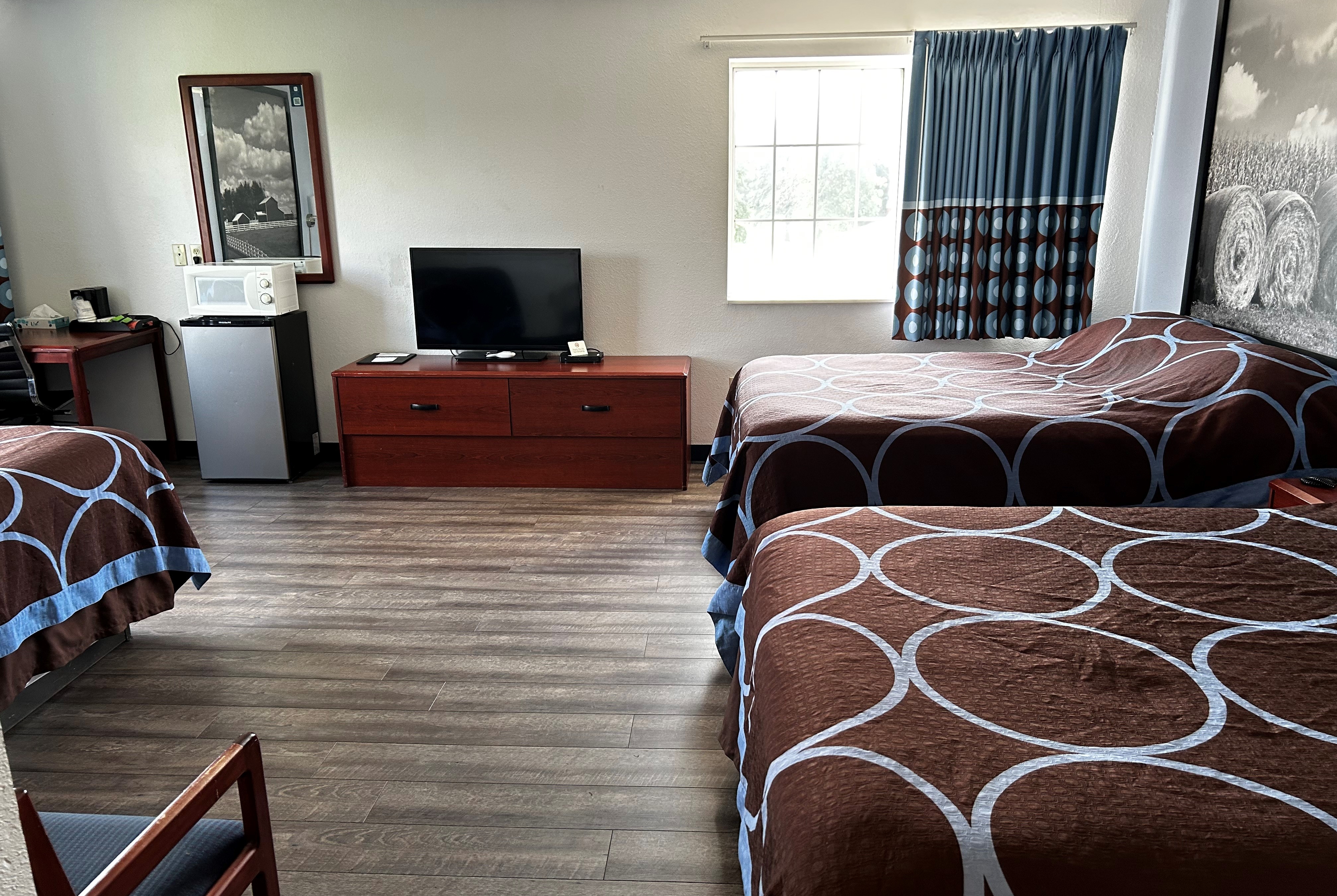 Guest room at the Super 8 by Wyndham Ida Grove in Ida Grove, Iowa
