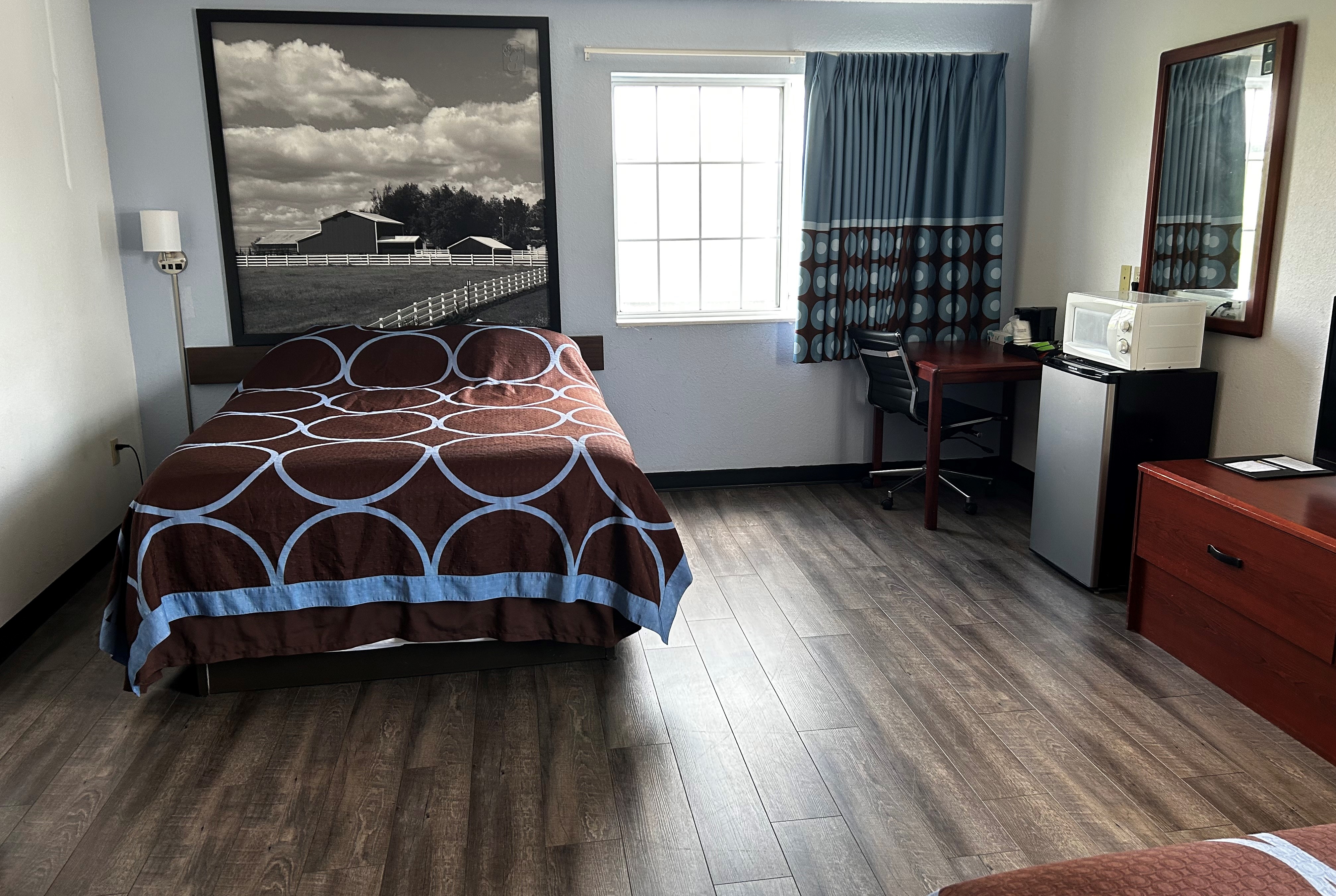 Guest room at the Super 8 by Wyndham Ida Grove in Ida Grove, Iowa