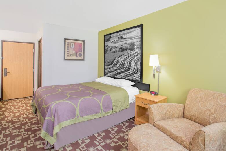 Guest room at the Super 8 Independence in Independence, Iowa