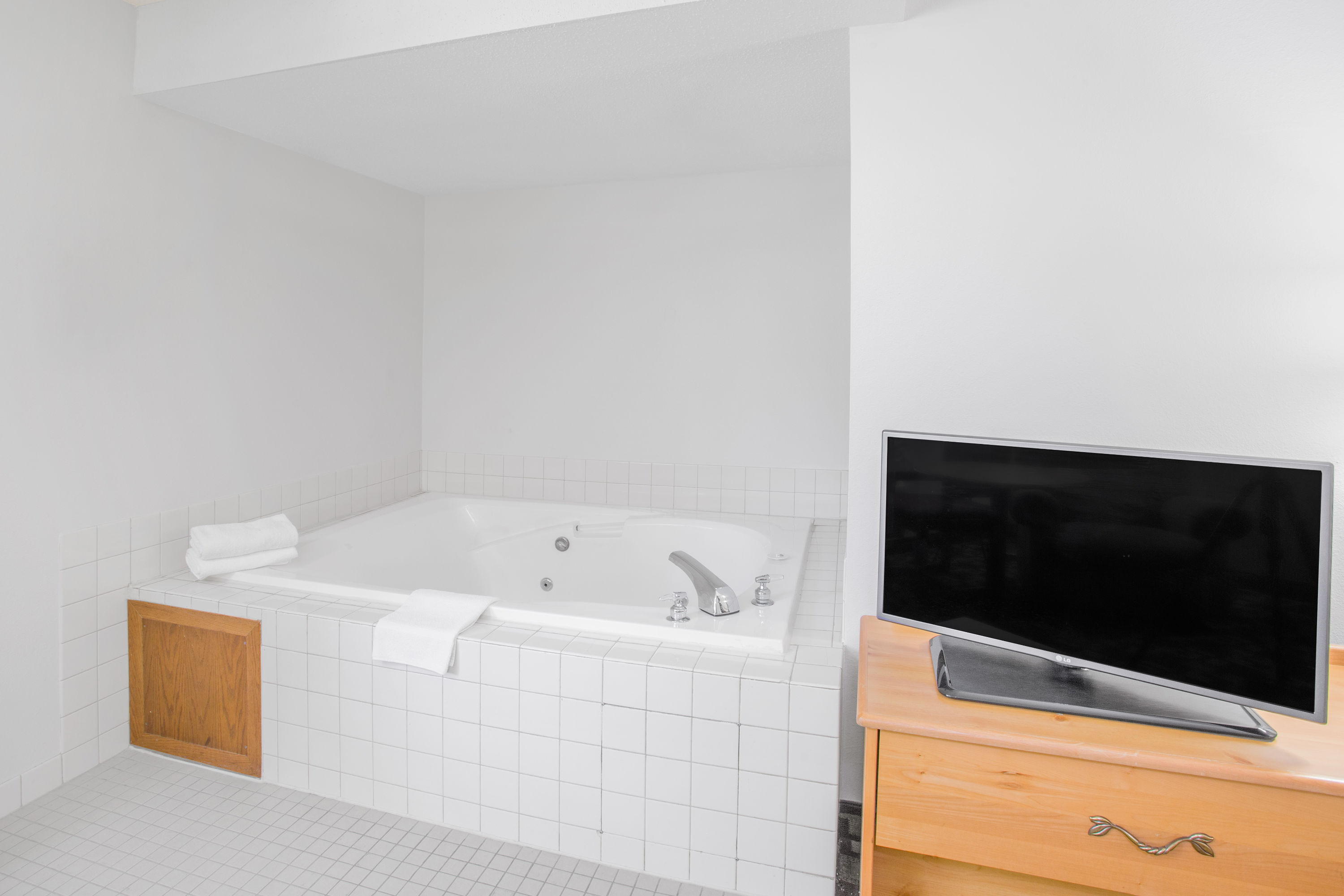 Super 8 by Wyndham Independence IA suite in Independence, Iowa