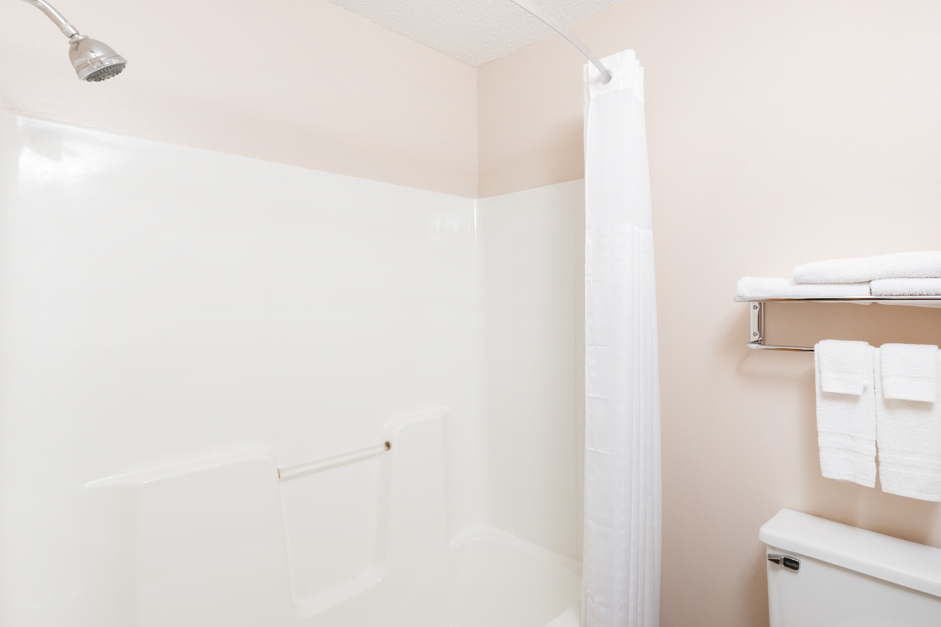 Guest room bath at the Super 8 by Wyndham Jefferson in Jefferson, Iowa