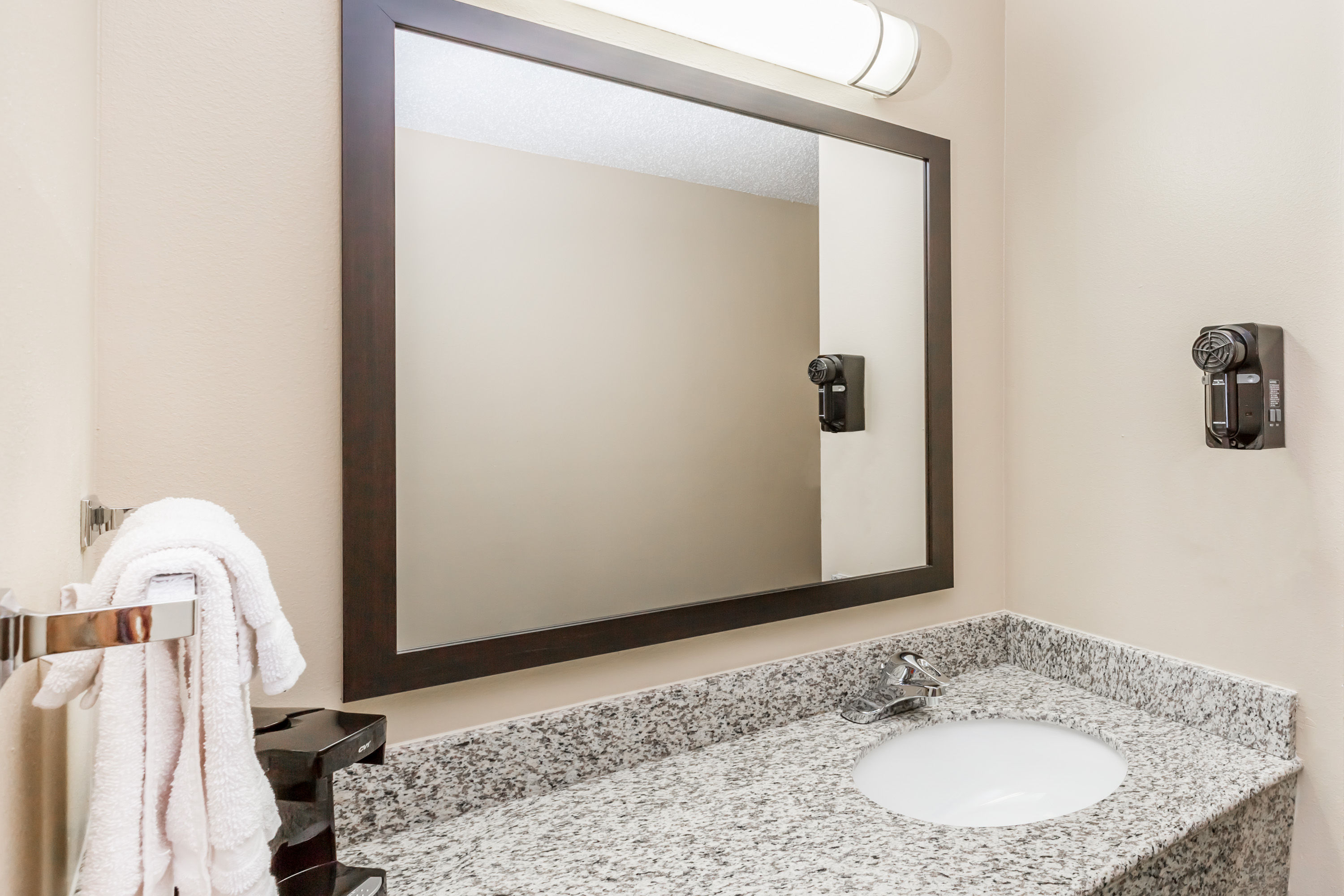 Guest room bath at the Super 8 by Wyndham Jefferson in Jefferson, Iowa