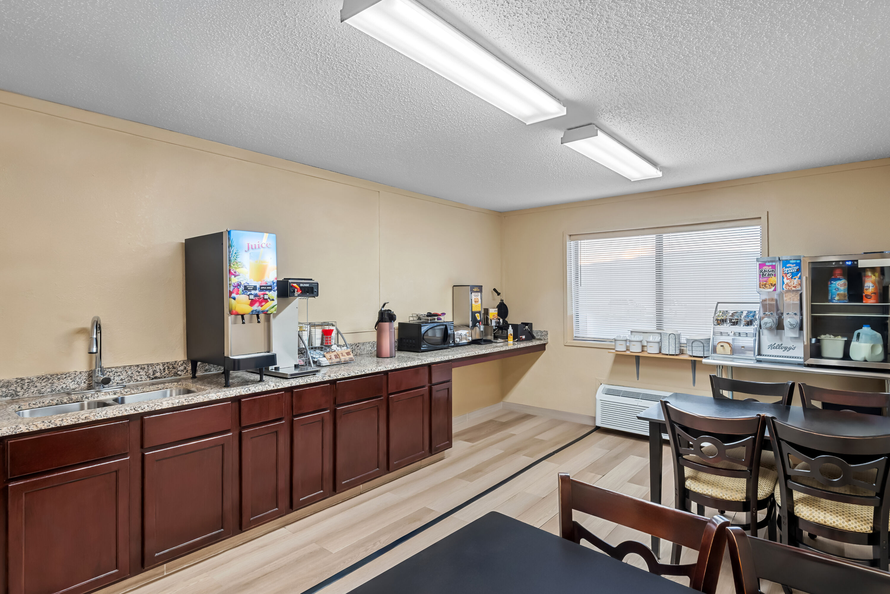 Super 8 by Wyndham Jefferson restaurant breakfast area with seating in Jefferson, Iowa