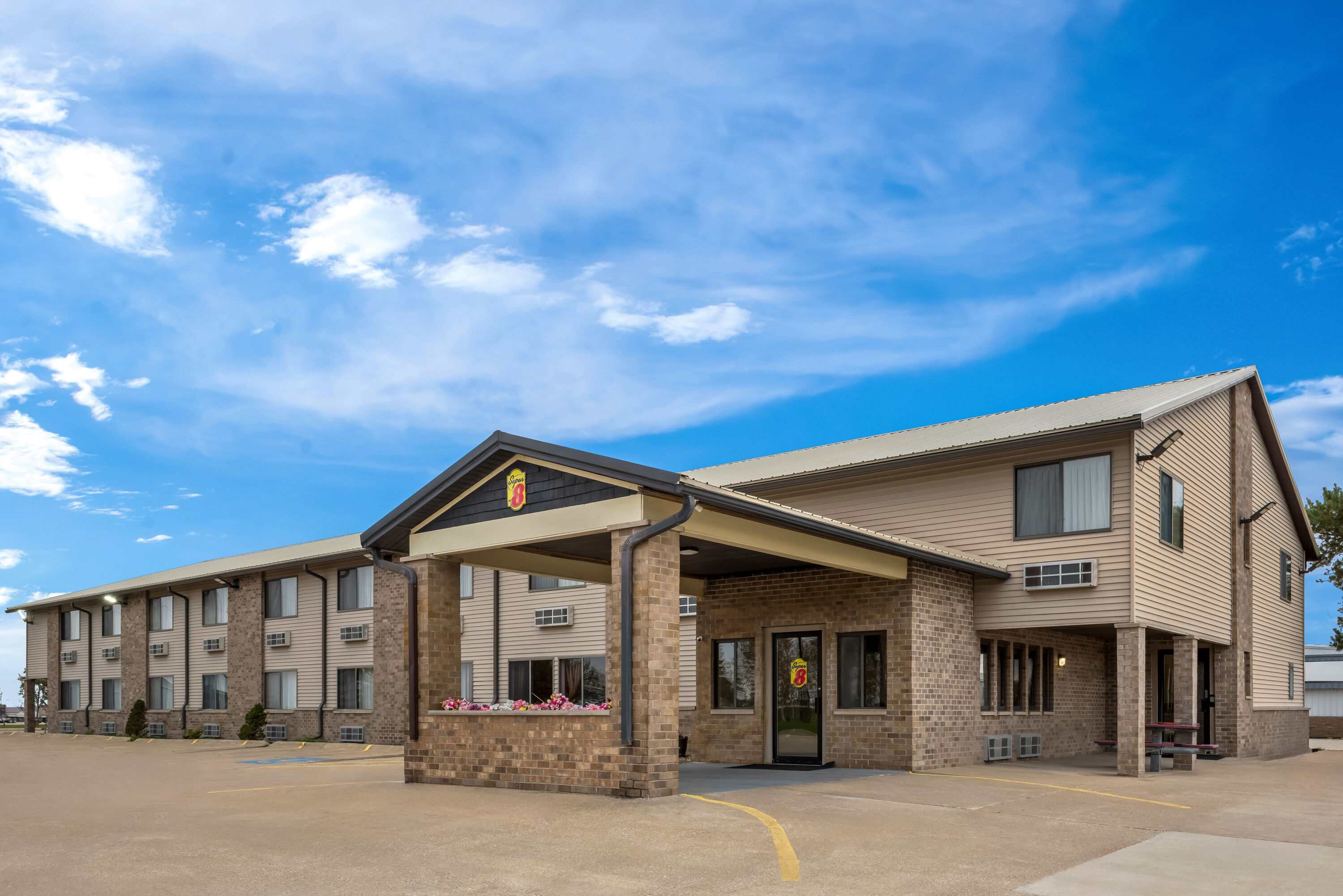 Exterior Day Image of Super 8 by Wyndham Jefferson hotel in Jefferson, Iowa