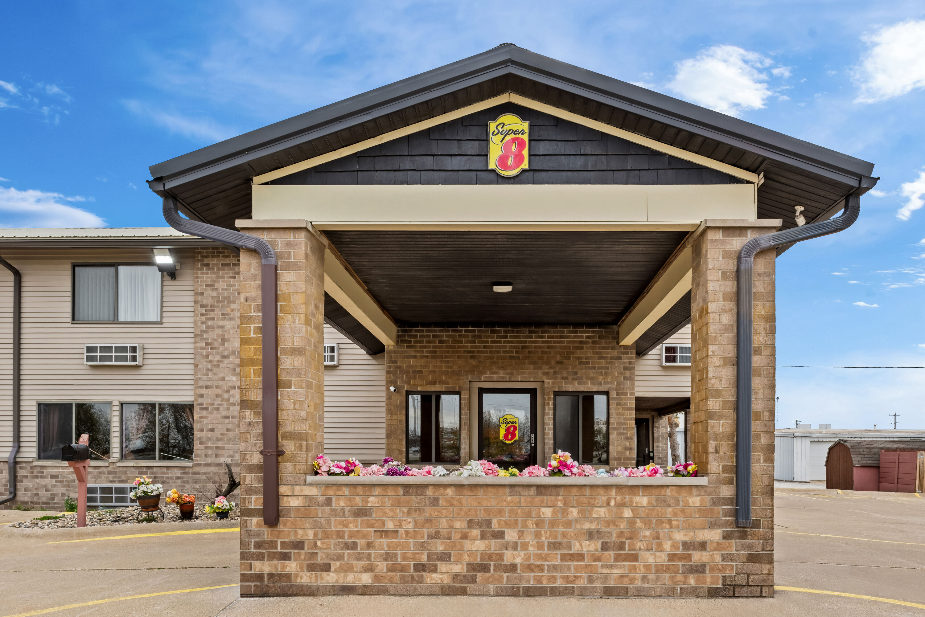 Exterior Day Image of Super 8 by Wyndham Jefferson hotel in Jefferson, Iowa
