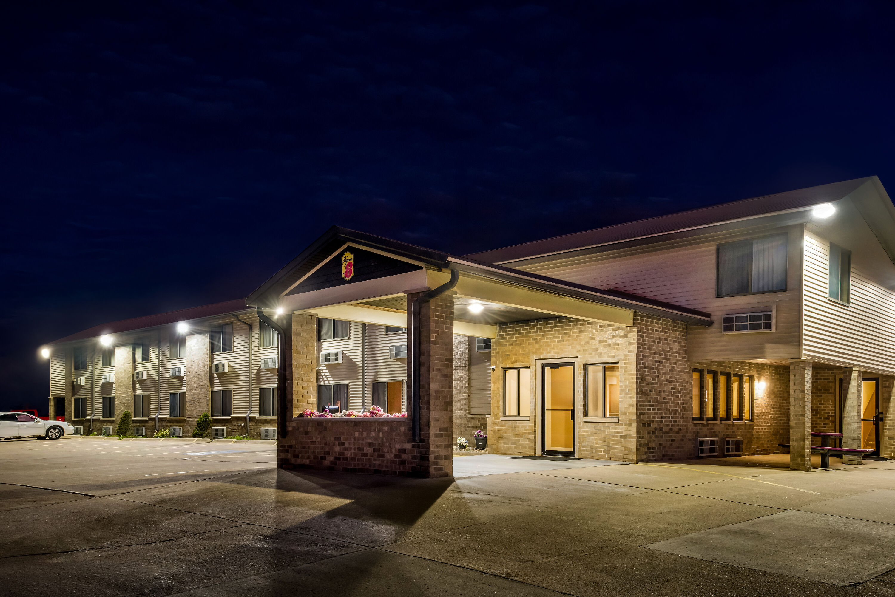 Exterior Night Image of Super 8 by Wyndham Jefferson hotel in Jefferson, Iowa