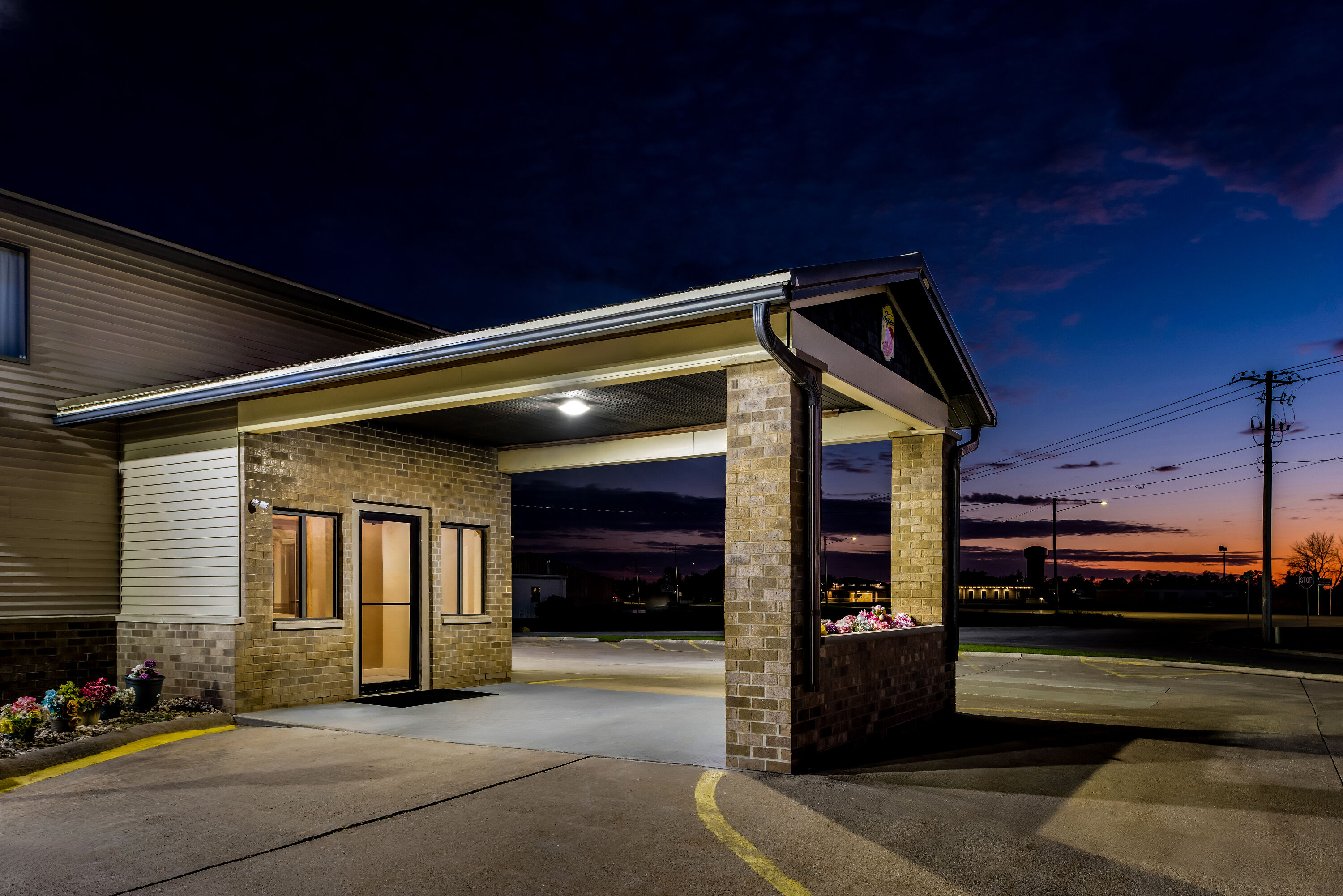 Exterior Night Image of Super 8 by Wyndham Jefferson hotel in Jefferson, Iowa