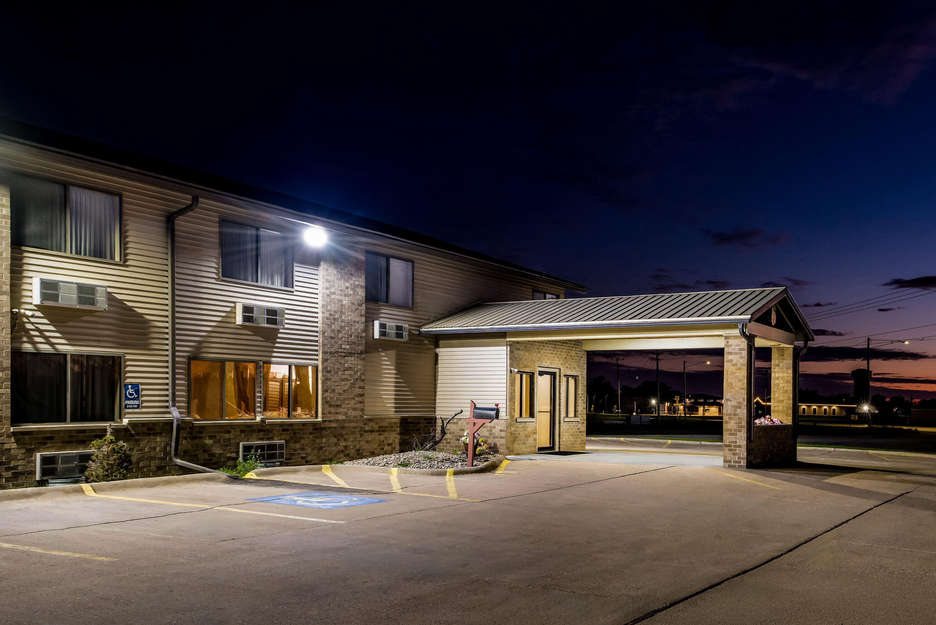Exterior Night Image of Super 8 by Wyndham Jefferson hotel in Jefferson, Iowa