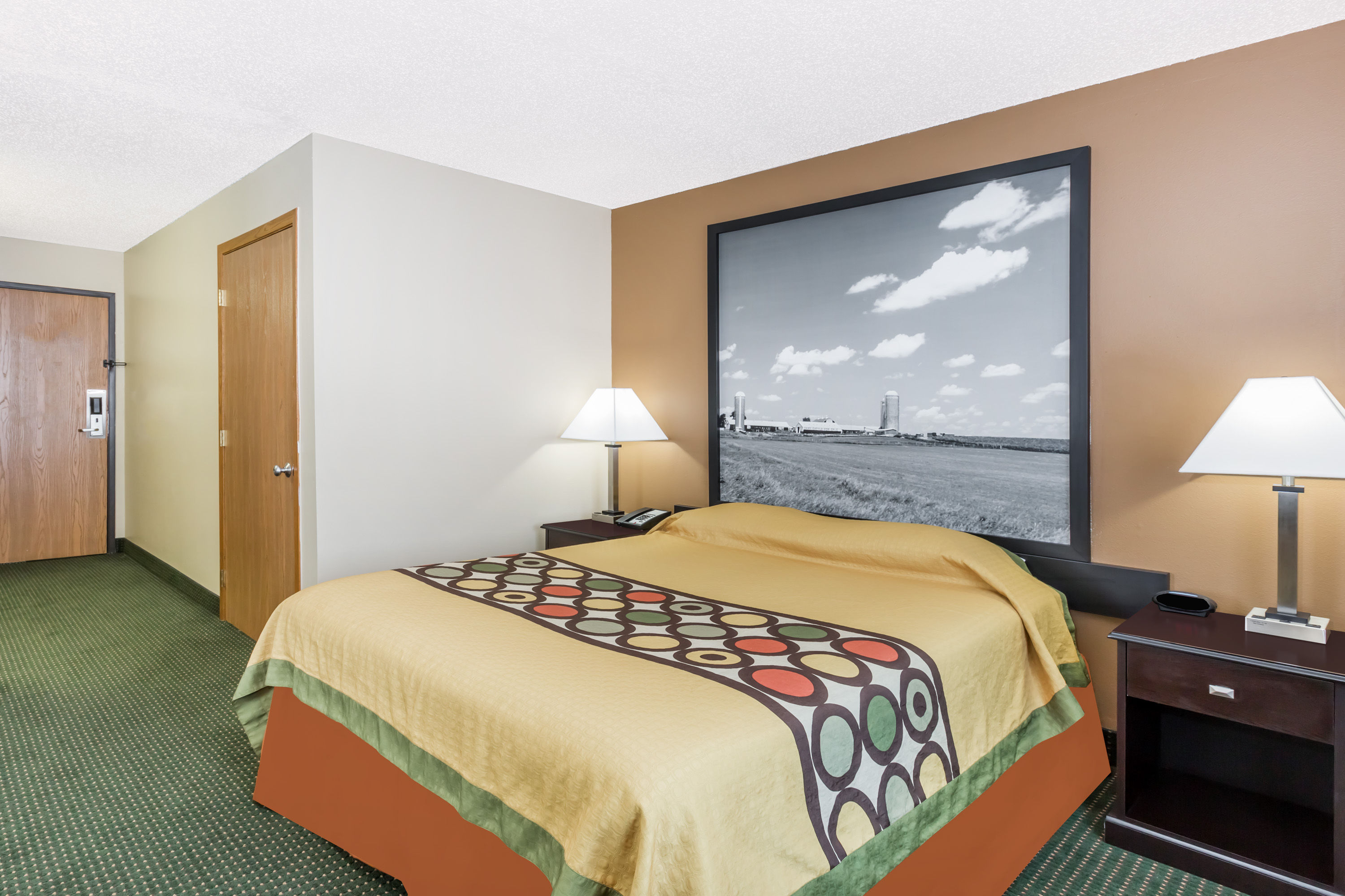 Guest room at the Super 8 by Wyndham Jefferson in Jefferson, Iowa