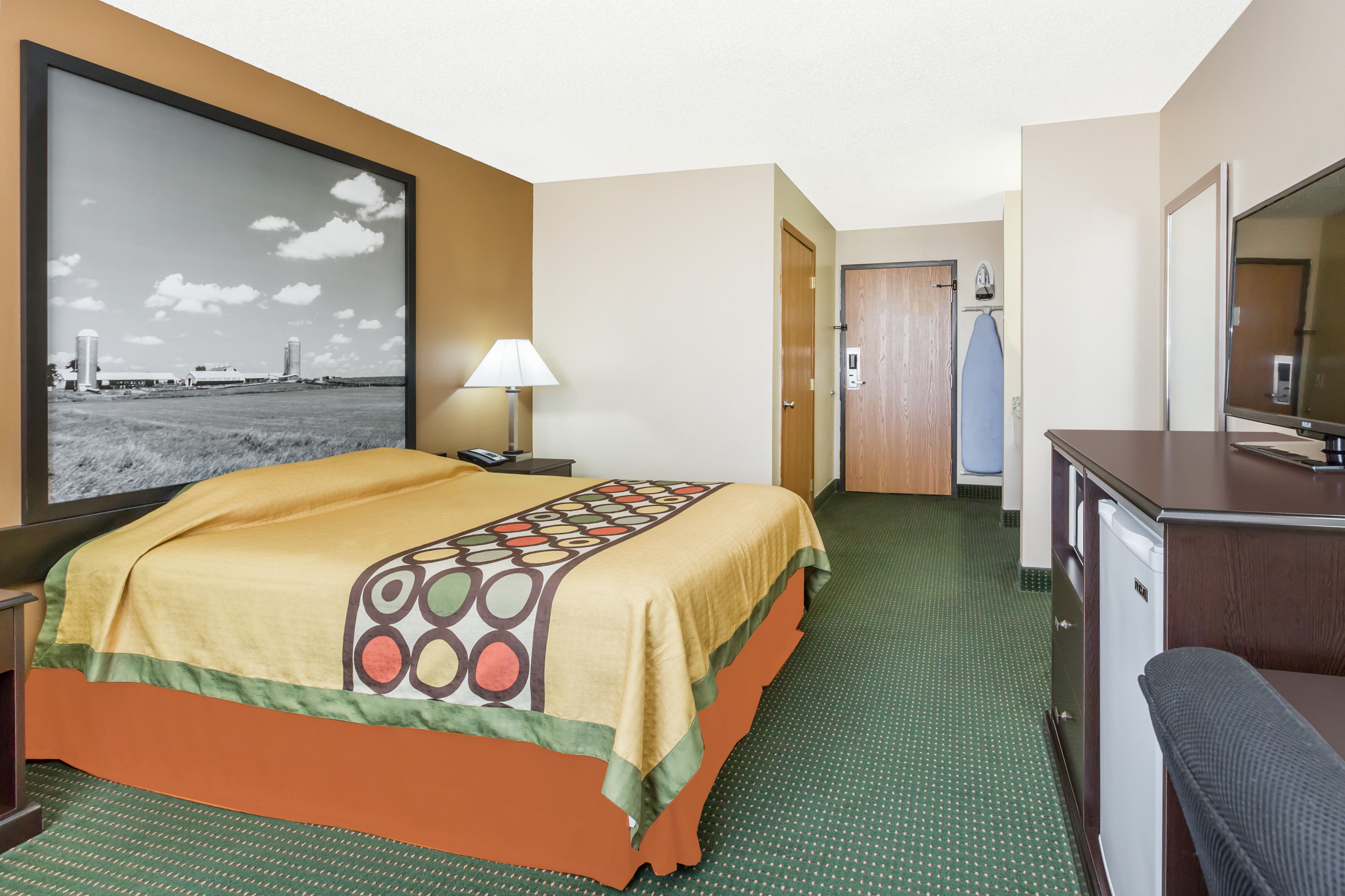 Guest room at the Super 8 by Wyndham Jefferson in Jefferson, Iowa