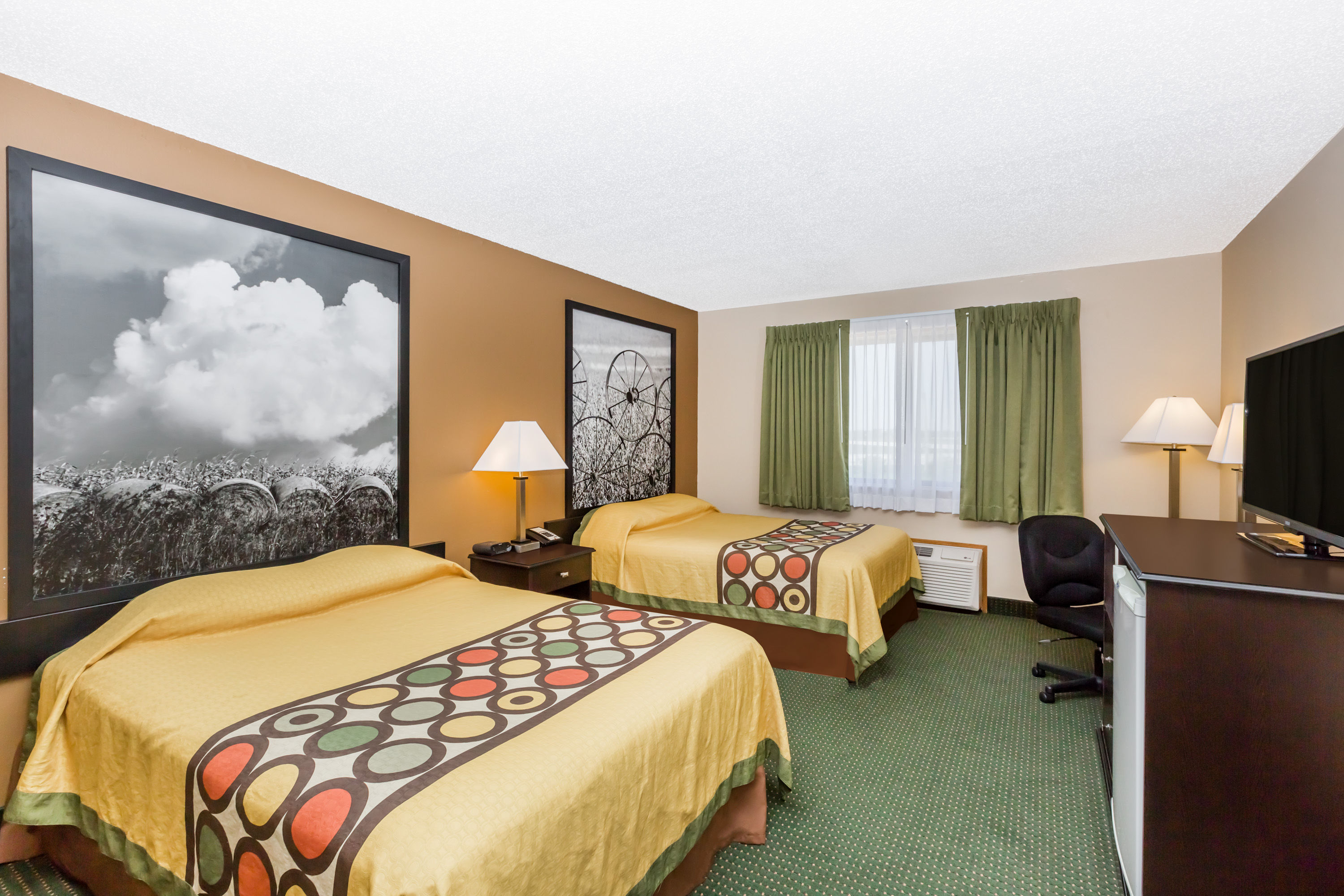 Guest room at the Super 8 by Wyndham Jefferson in Jefferson, Iowa