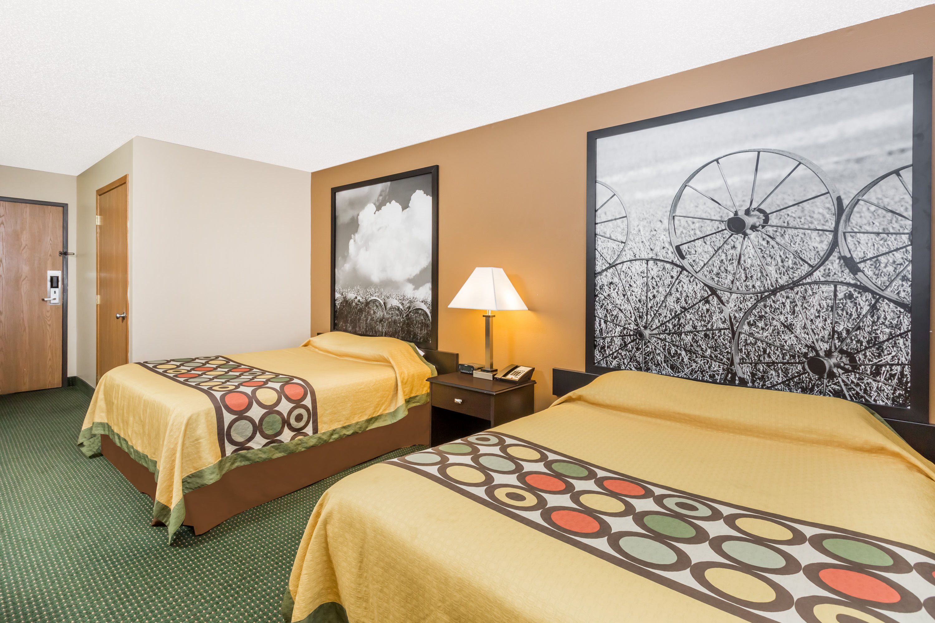 Guest room at the Super 8 by Wyndham Jefferson in Jefferson, Iowa