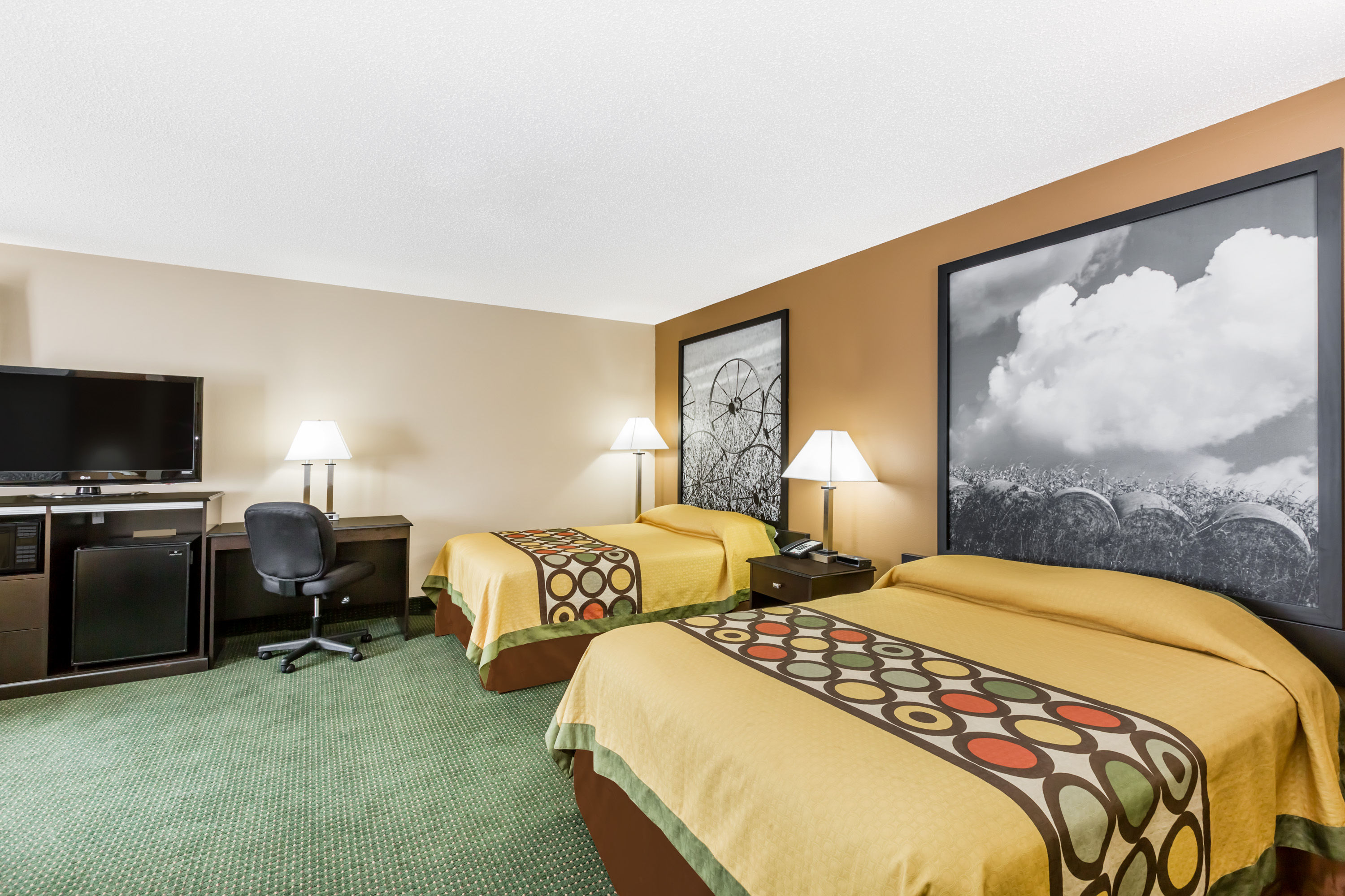 Guest room at the Super 8 by Wyndham Jefferson in Jefferson, Iowa