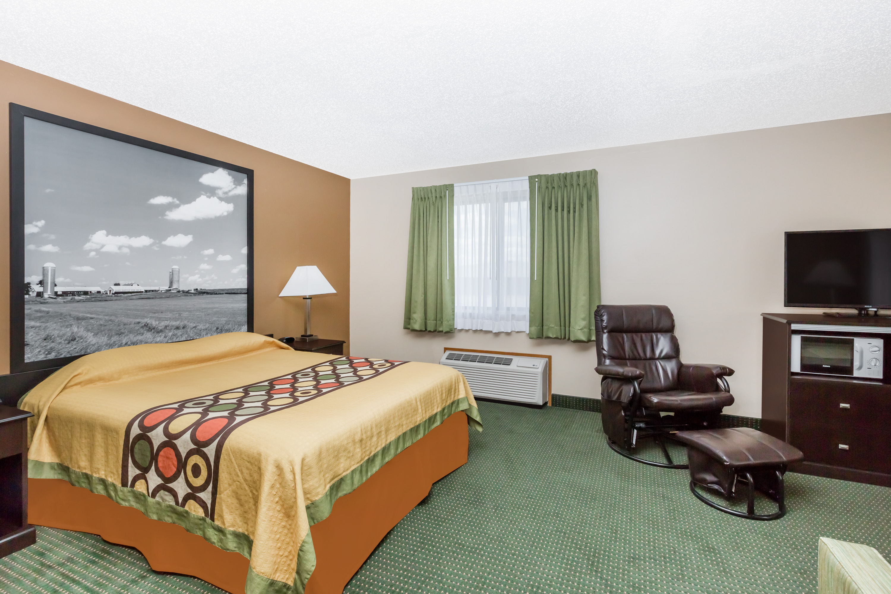 Guest room at the Super 8 by Wyndham Jefferson in Jefferson, Iowa