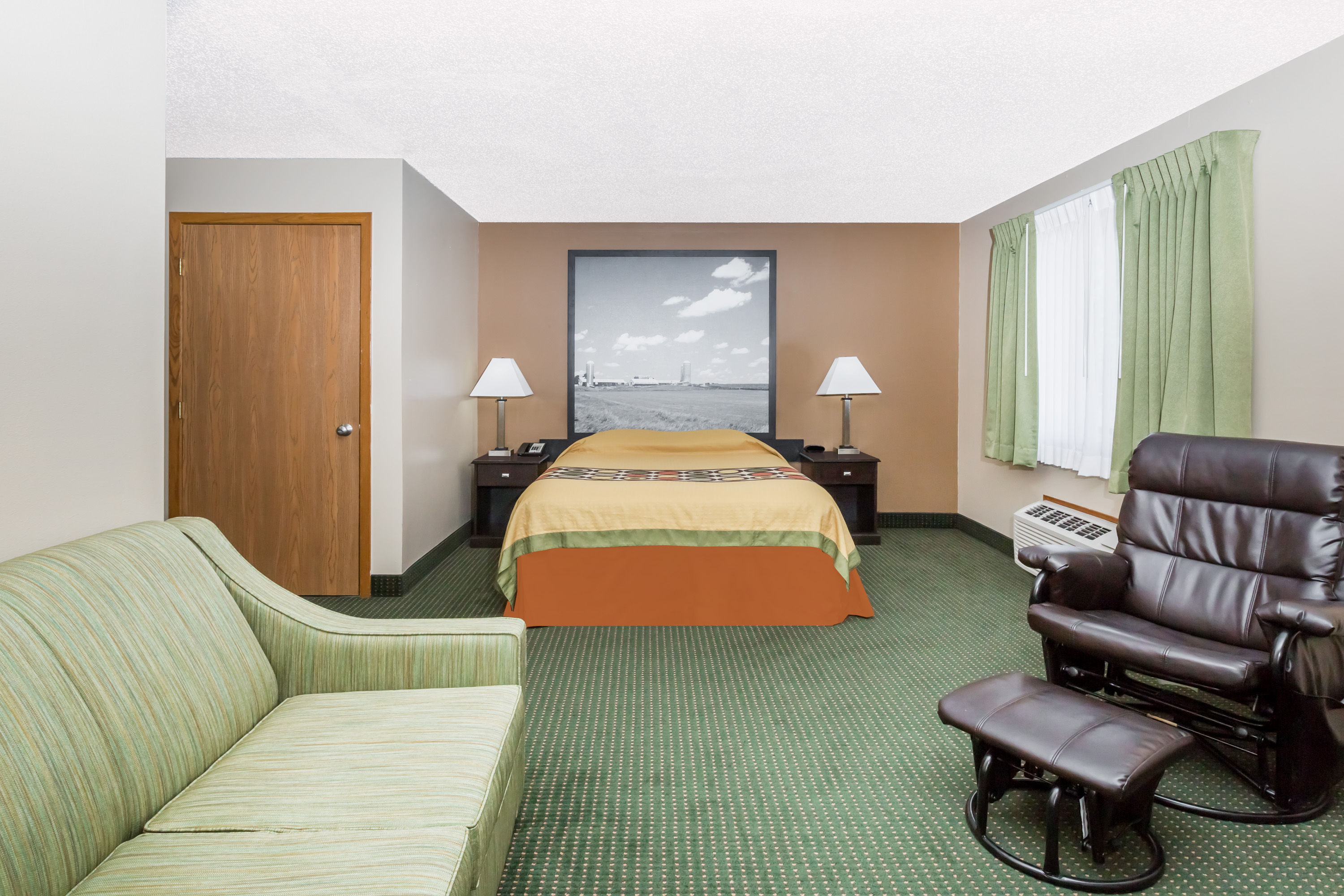 Guest room at the Super 8 by Wyndham Jefferson in Jefferson, Iowa