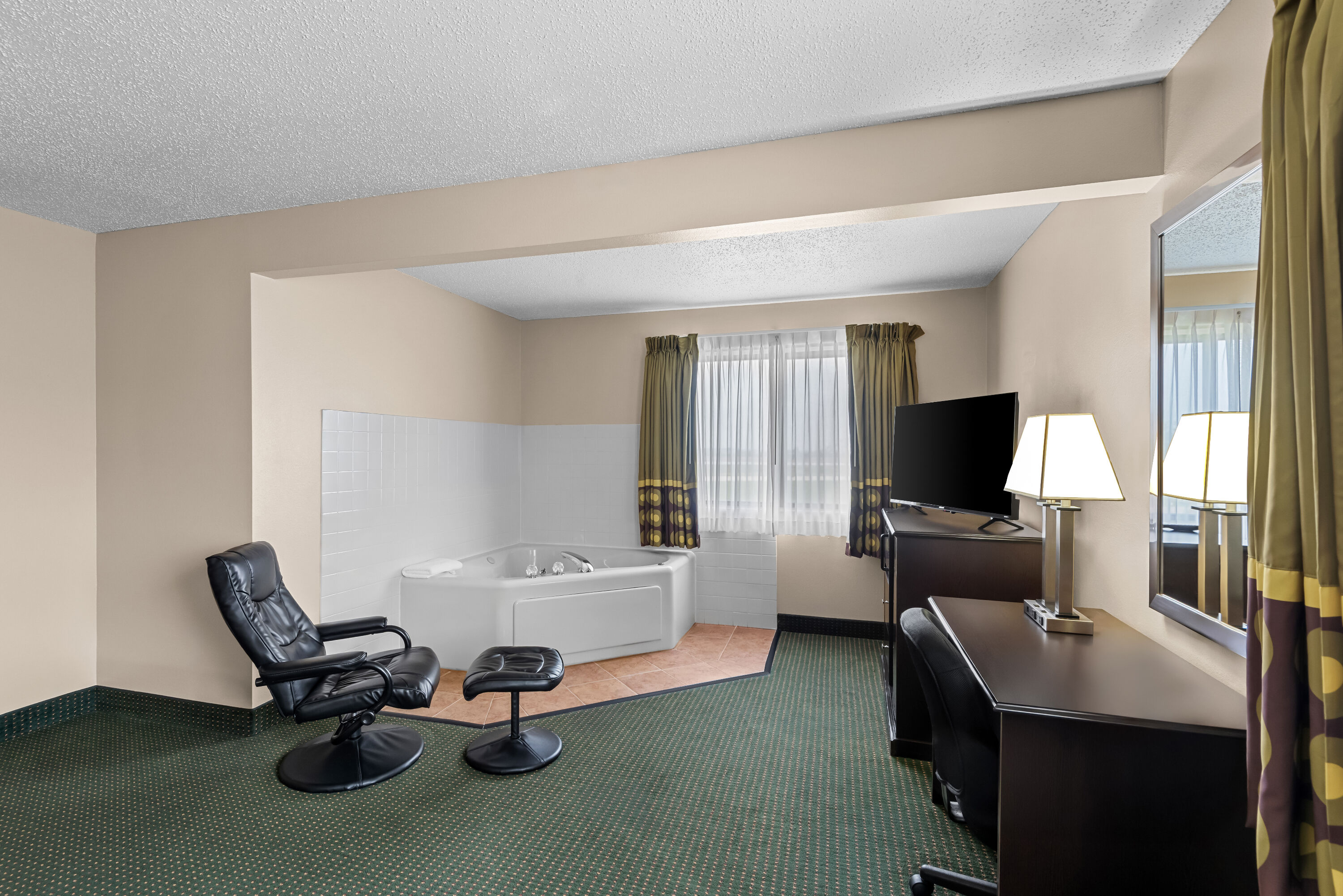 Super 8 by Wyndham Jefferson hot tub suite in Jefferson, Iowa