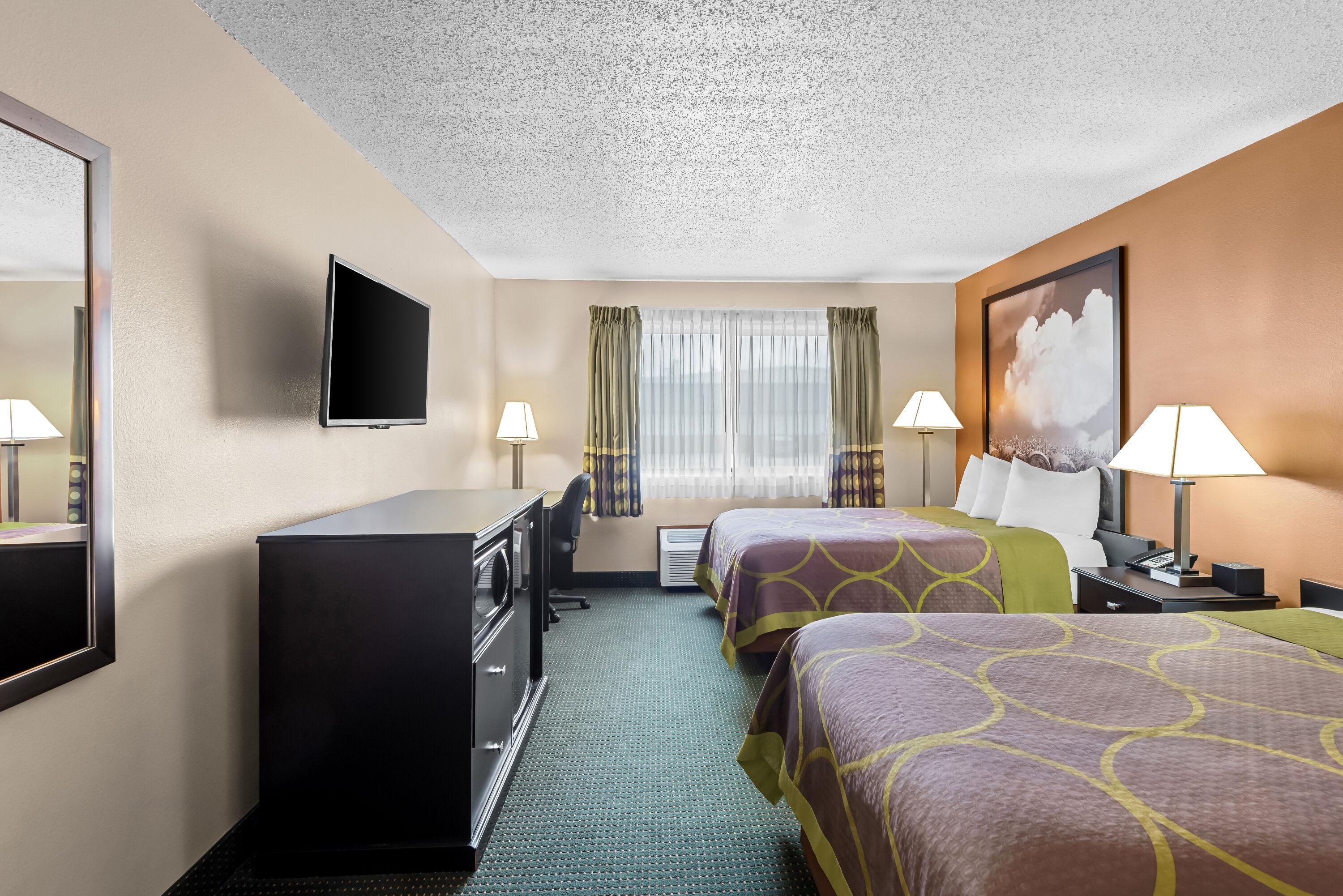 Double bed guest room at the Super 8 by Wyndham Jefferson in Jefferson, Iowa