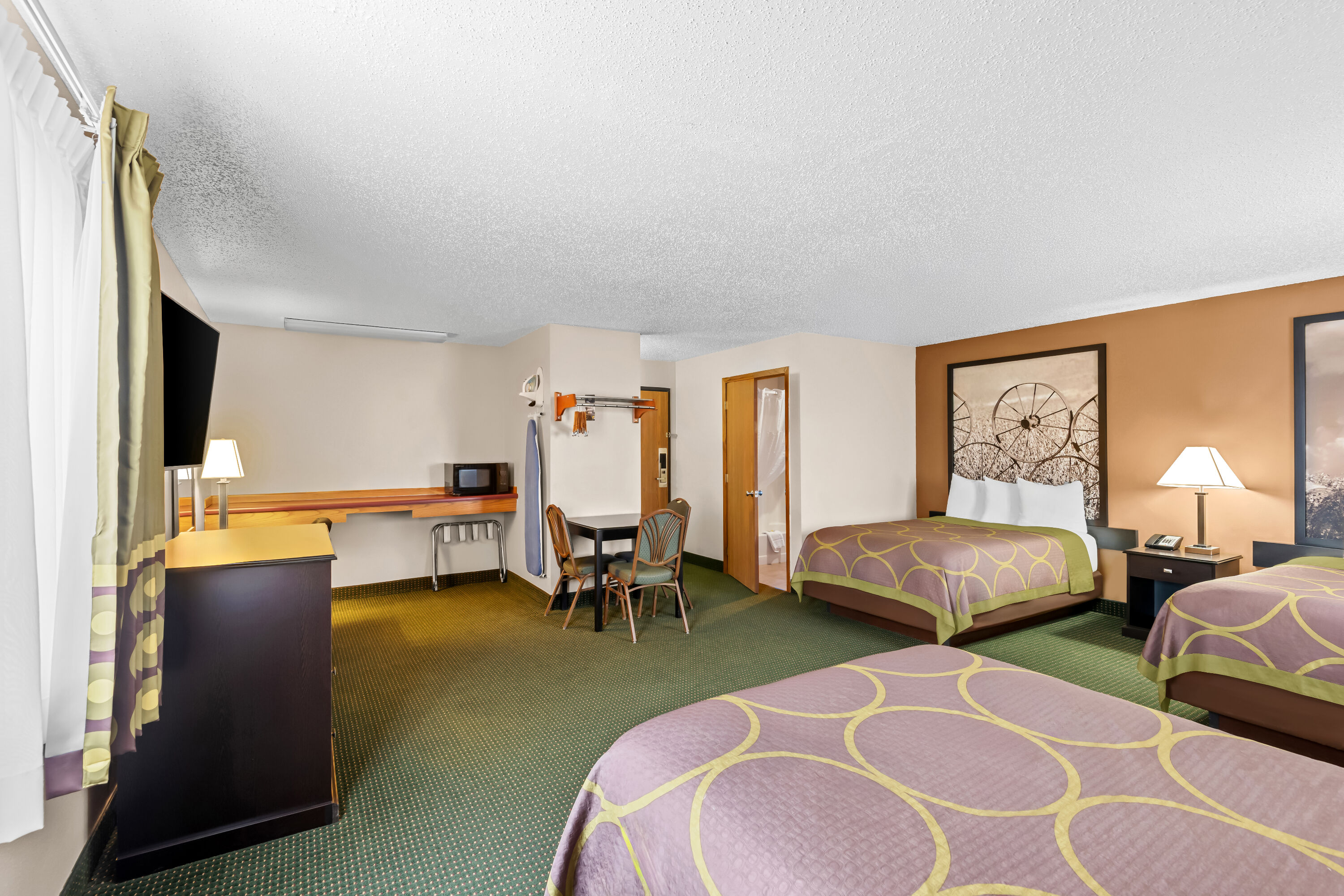 Super 8 by Wyndham Jefferson suite in Jefferson, Iowa