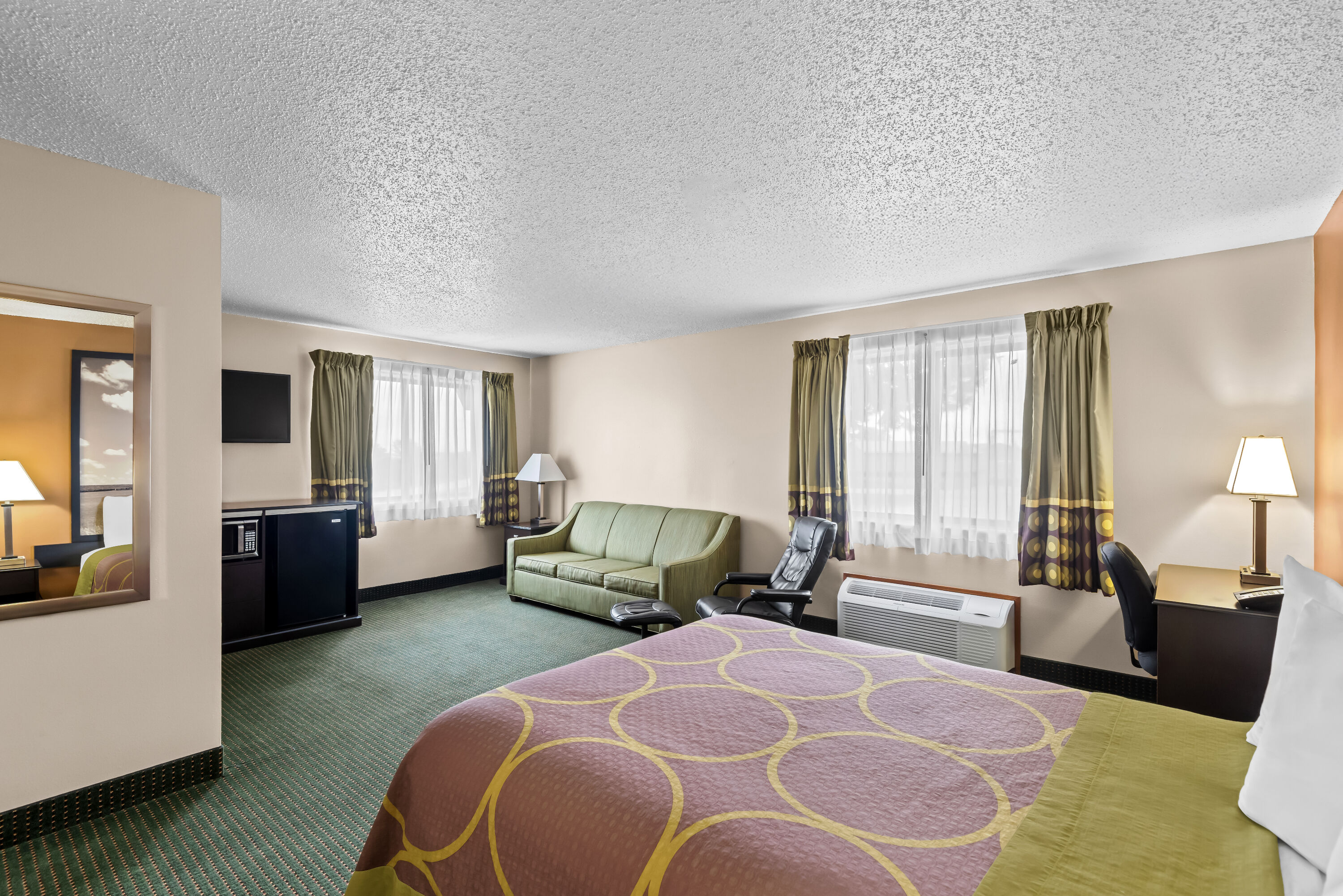 Super 8 by Wyndham Jefferson suite in Jefferson, Iowa