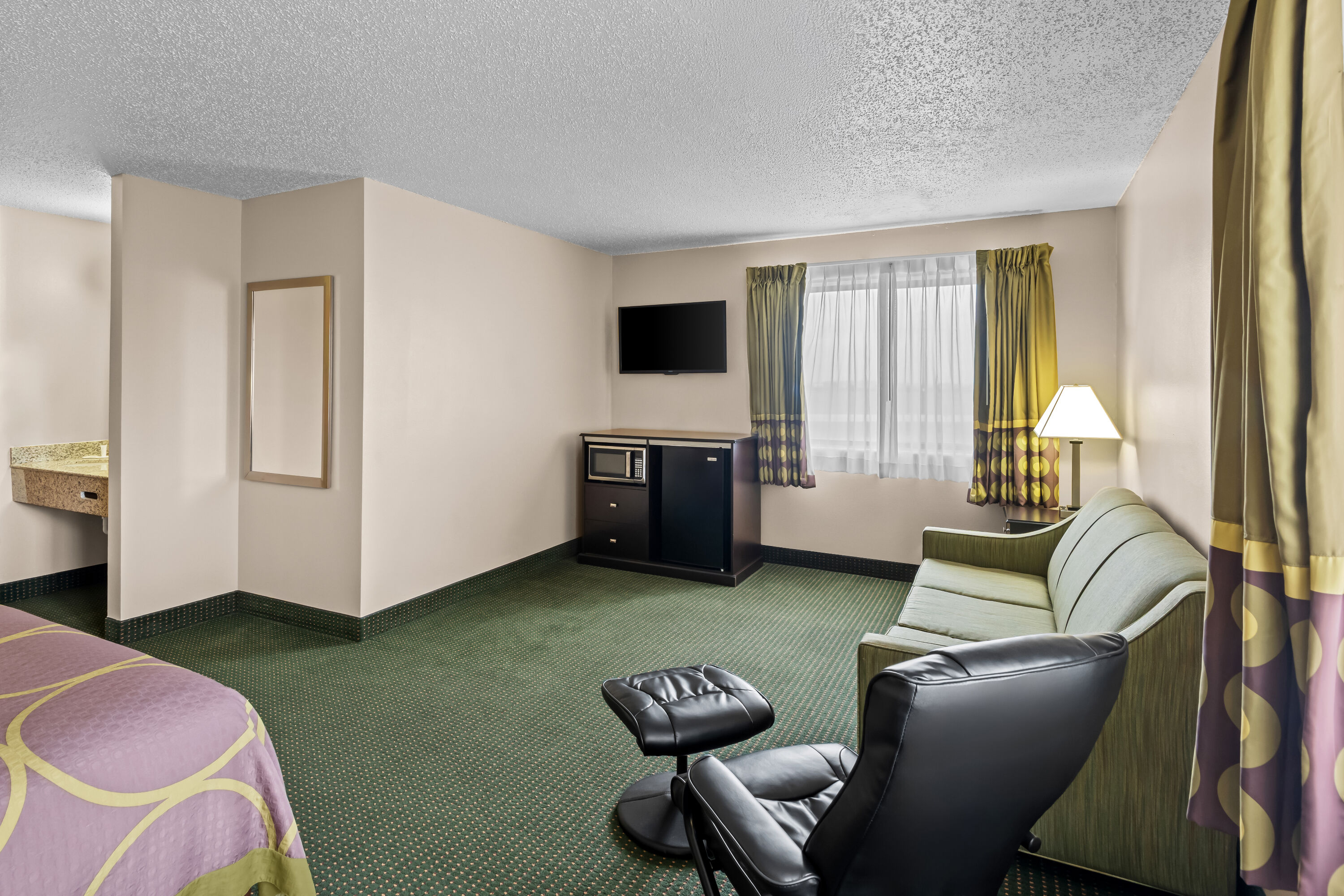 Super 8 by Wyndham Jefferson suite in Jefferson, Iowa