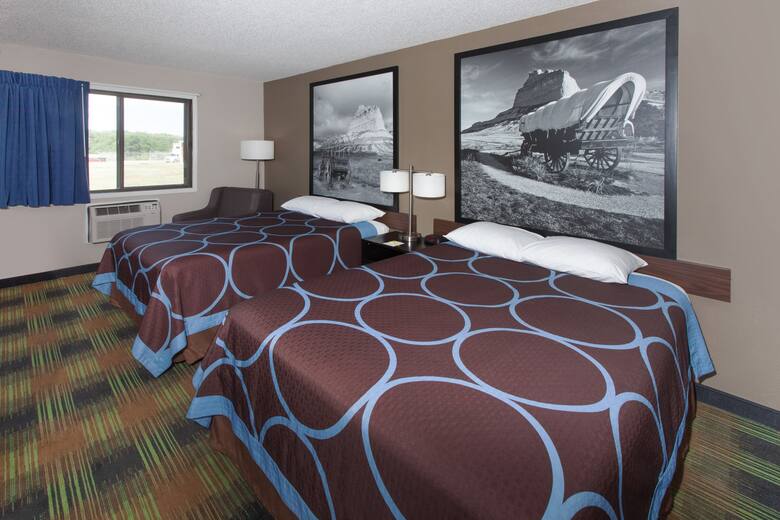 Guest room at the Super 8 Keokuk in Keokuk, Iowa